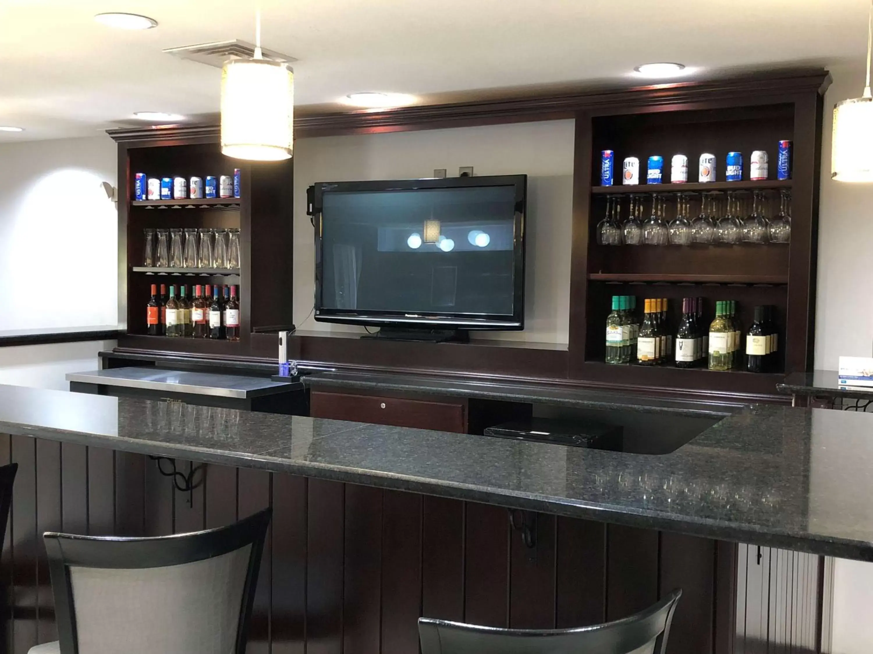 Lounge or bar, TV/Entertainment Center in Best Western Plus Goodman Inn & Suites