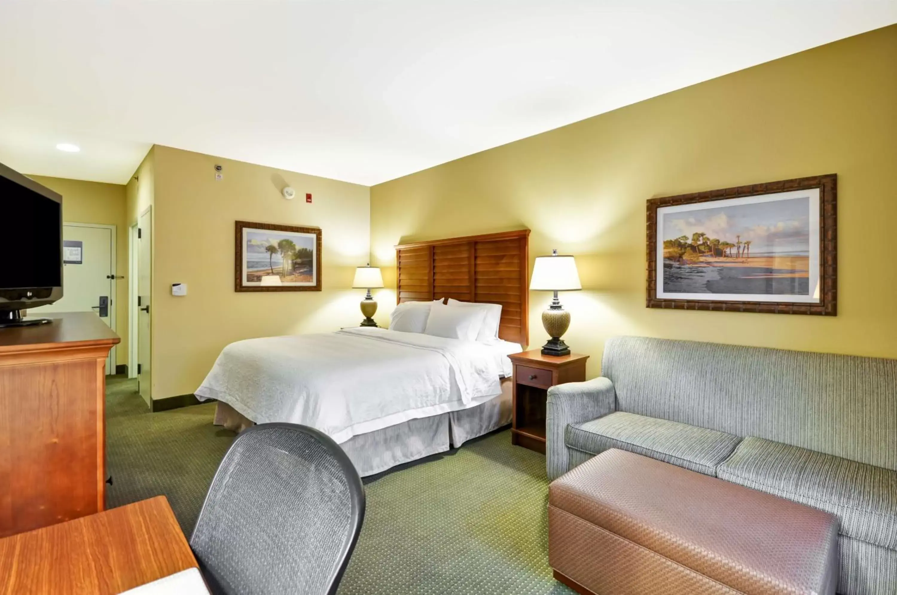 Bed in Hampton Inn & Suites Charleston/Mt. Pleasant-Isle Of Palms