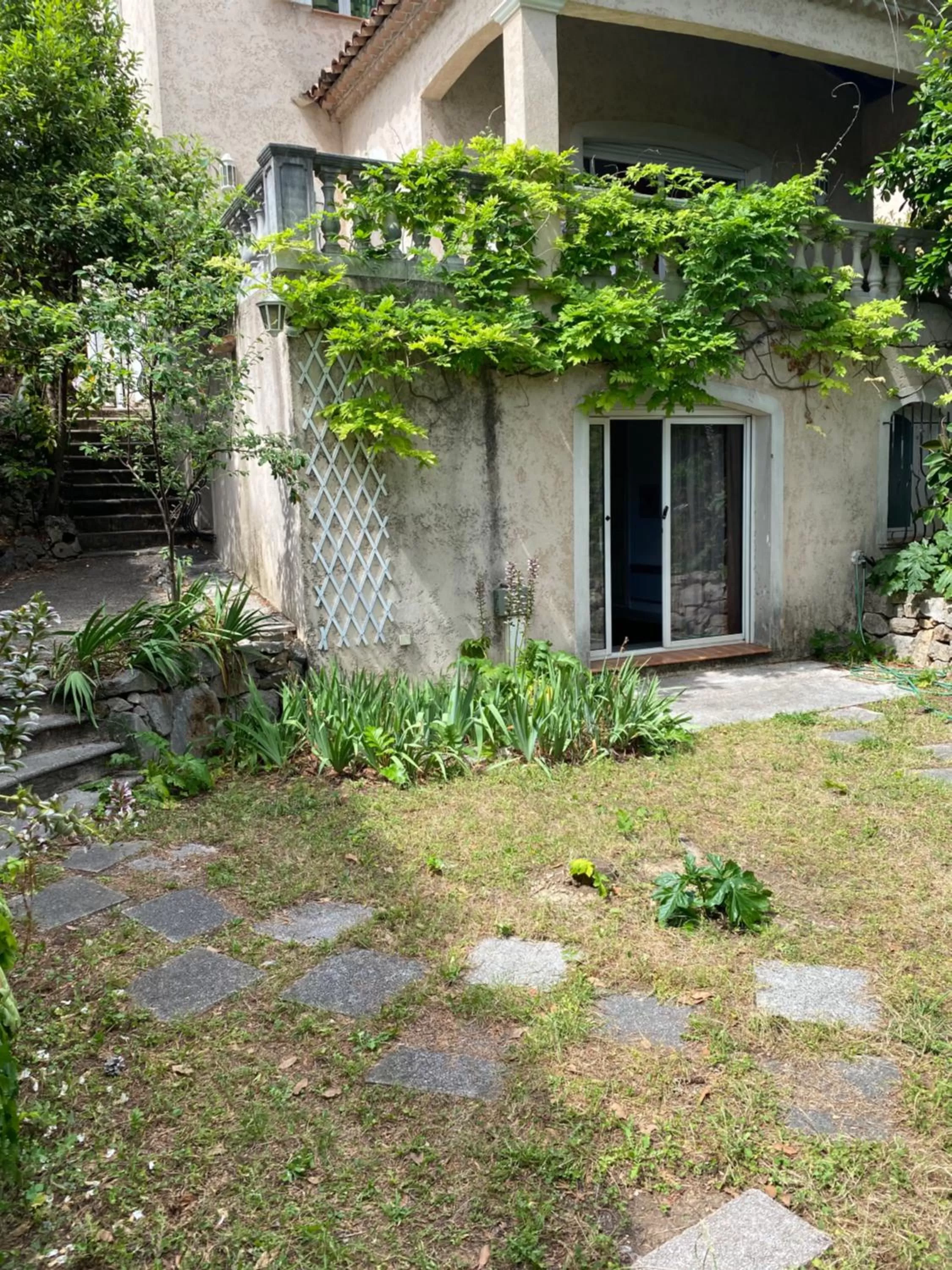 Property Building in Chambre spacieuse indépendante dans villa plus parking privée