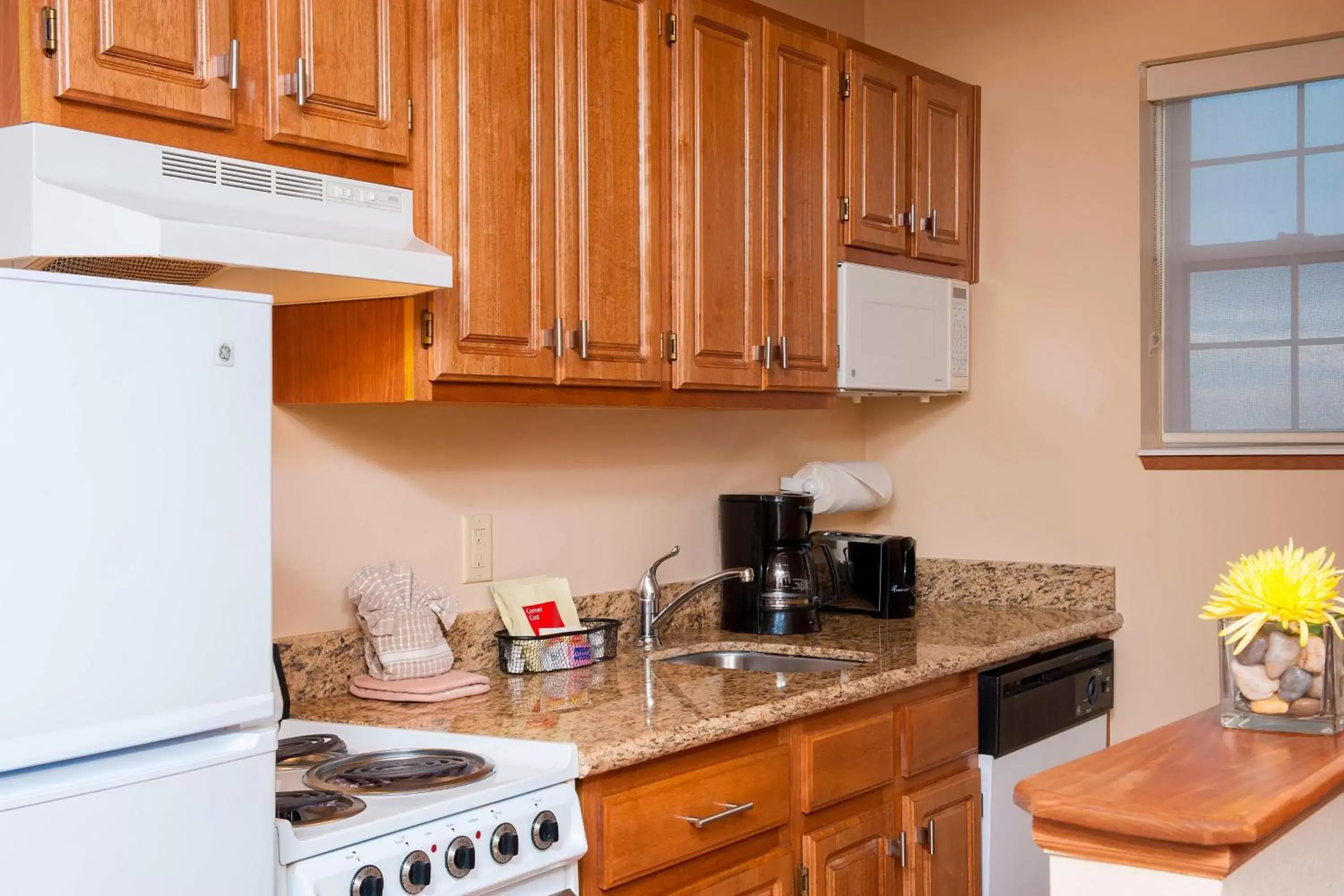 Bedroom, Kitchen/Kitchenette in TownePlace Suites by Marriott Indianapolis - Keystone