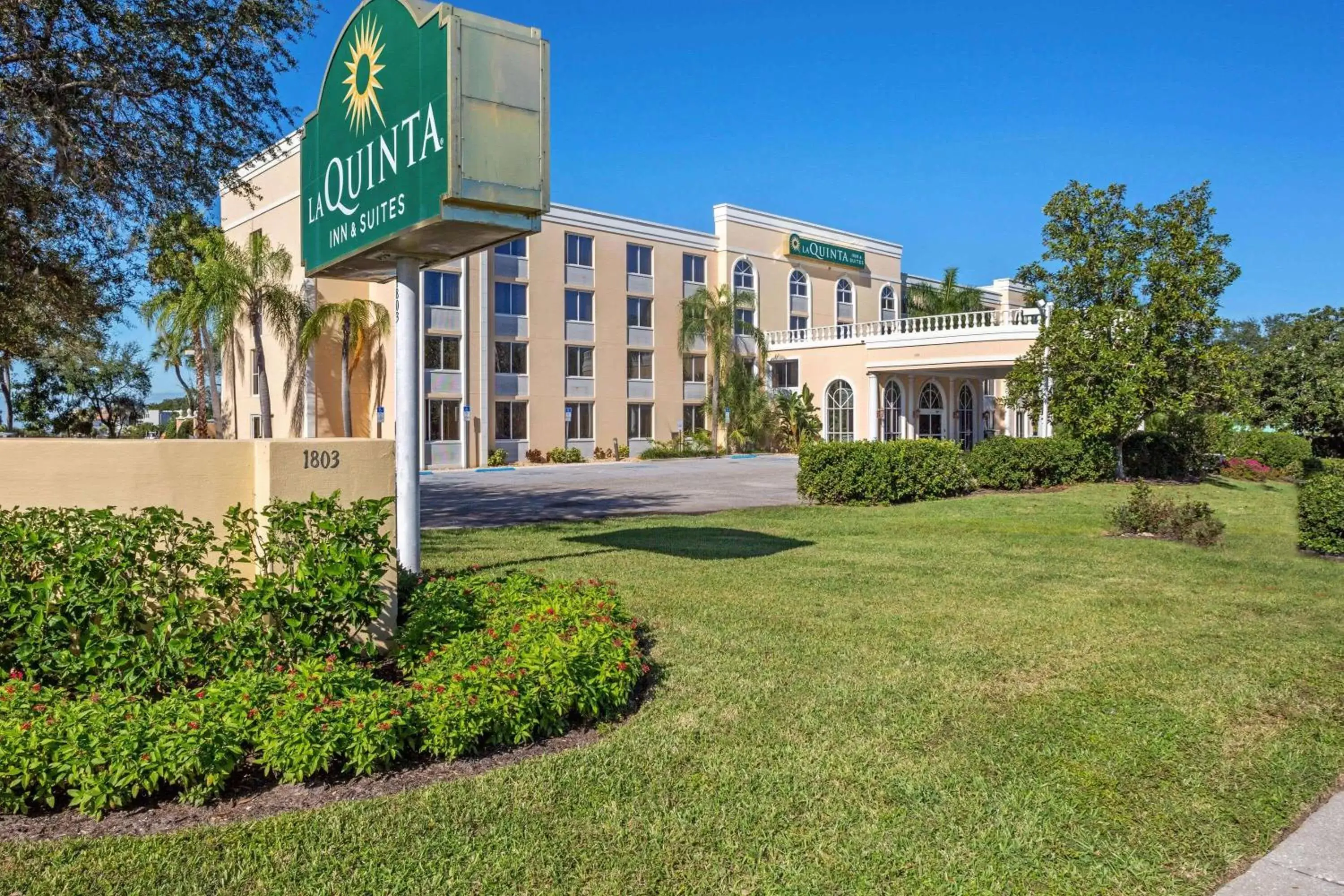 Property Building in La Quinta by Wyndham Sarasota Downtown