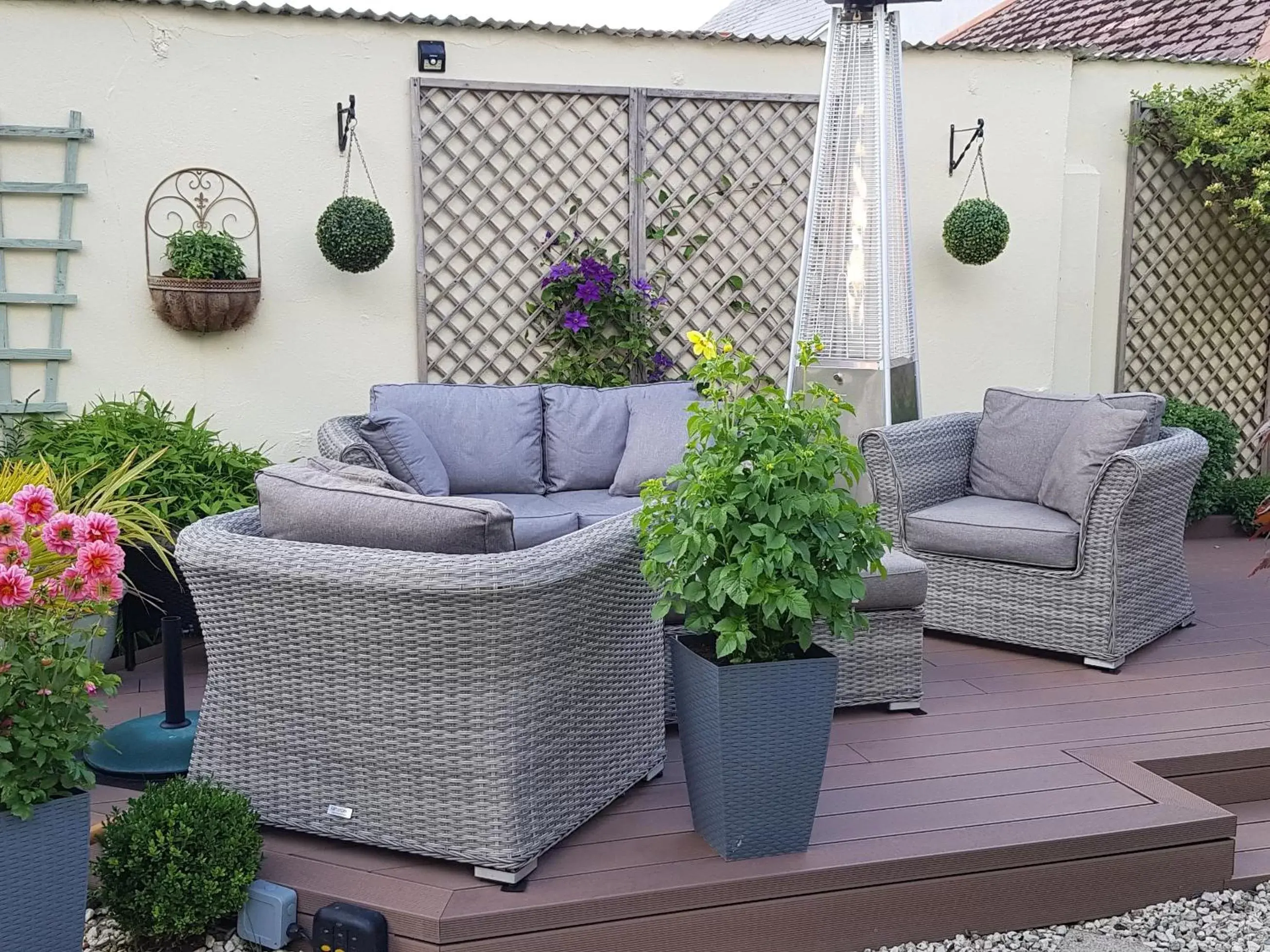 Garden, Seating Area in Eden's Rest Bed and Breakfast