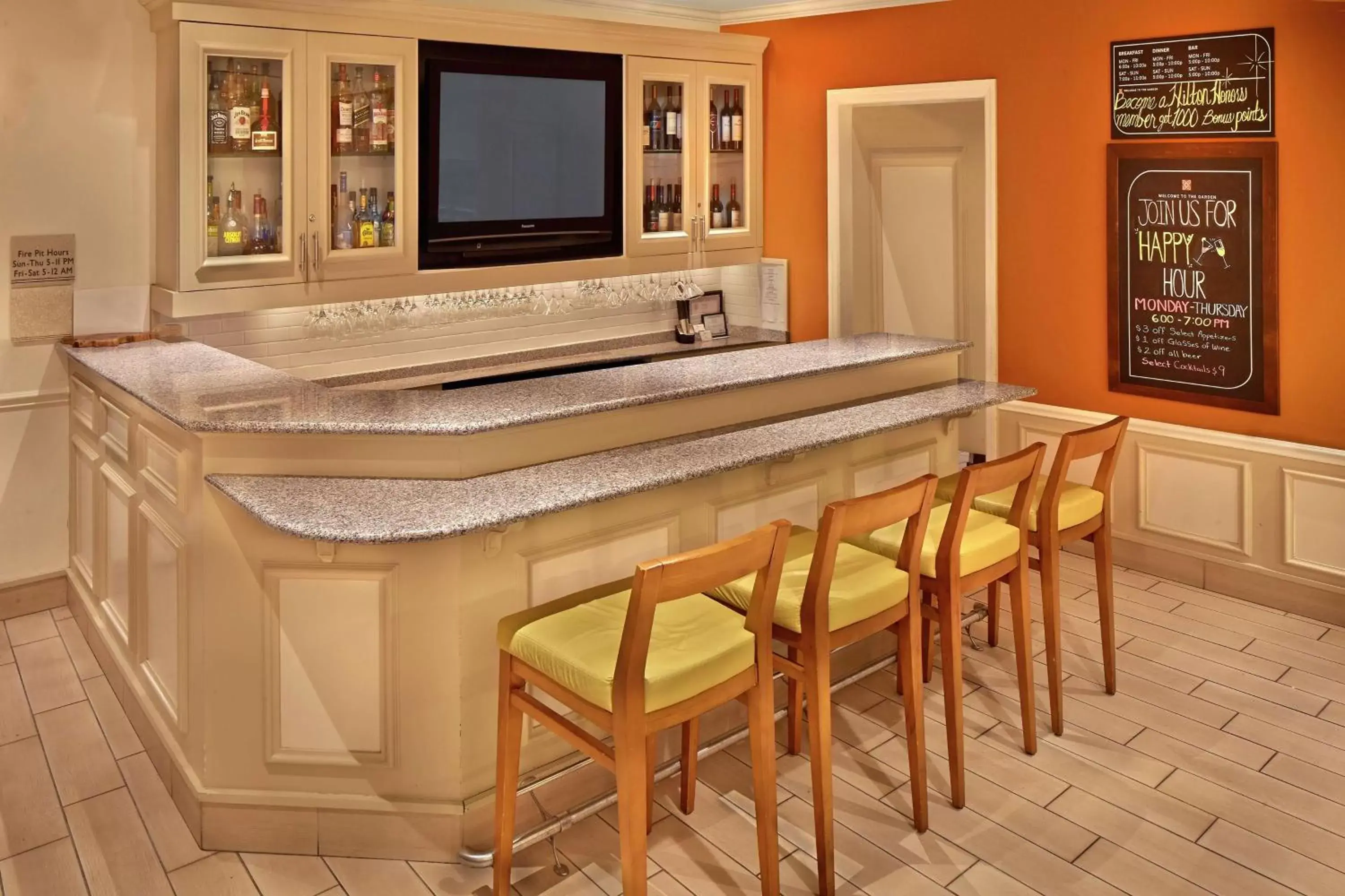 Lounge or bar, Bathroom in Hilton Garden Inn Danbury