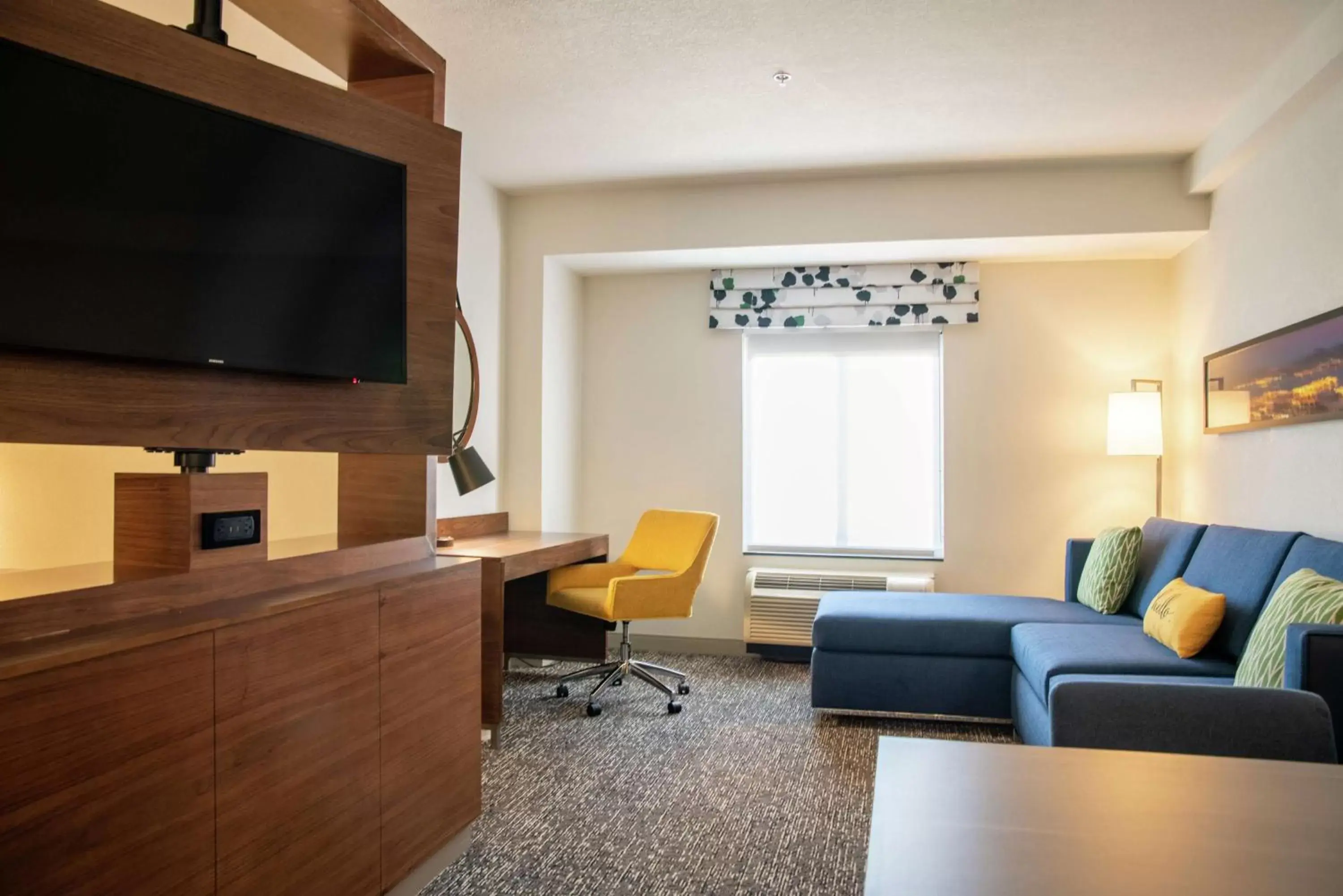 Bedroom, TV/Entertainment Center in Hampton Inn & Suites Sherman Oaks