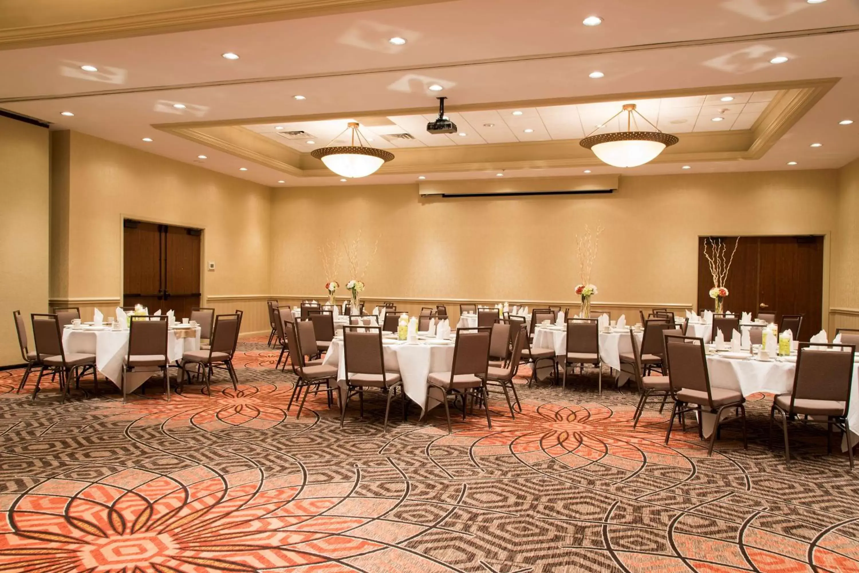 Meeting/conference room, Restaurant/Places to Eat in DoubleTree by Hilton Hotel Grand Rapids Airport