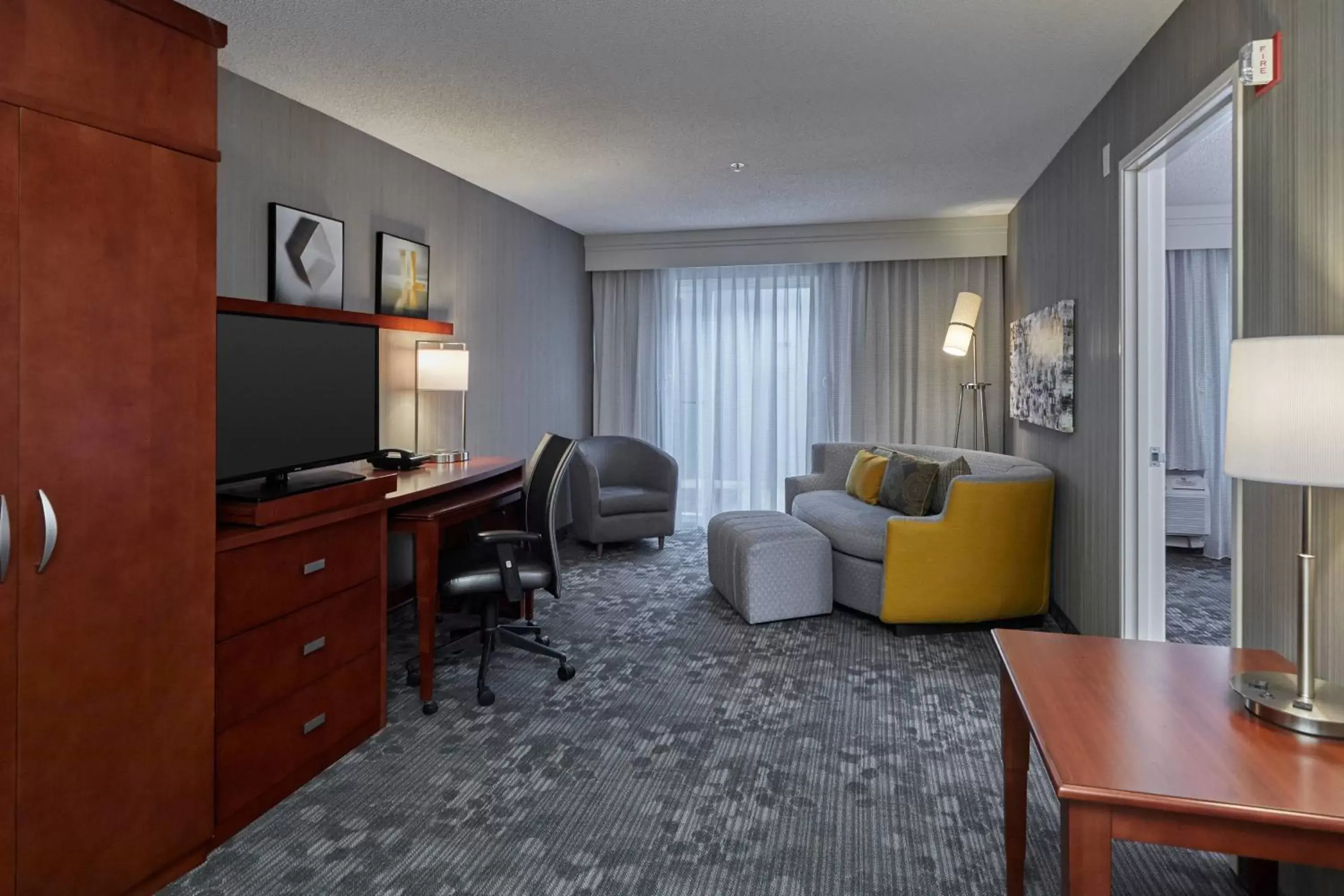 Photo of the whole room, Seating Area in Courtyard by Marriott Eugene Springfield