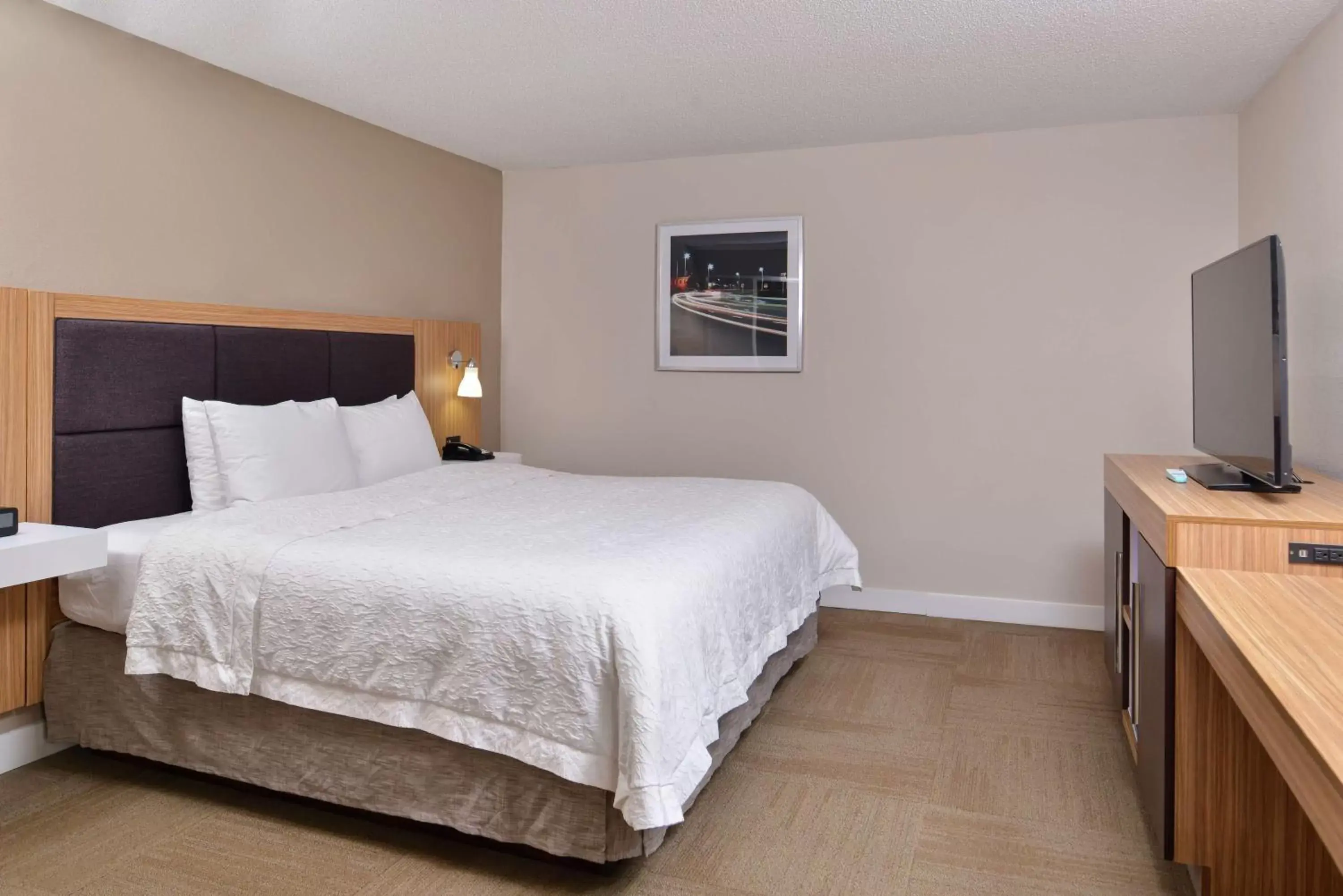 Bedroom, Bed in Hampton Inn By Hilton Greensboro-East