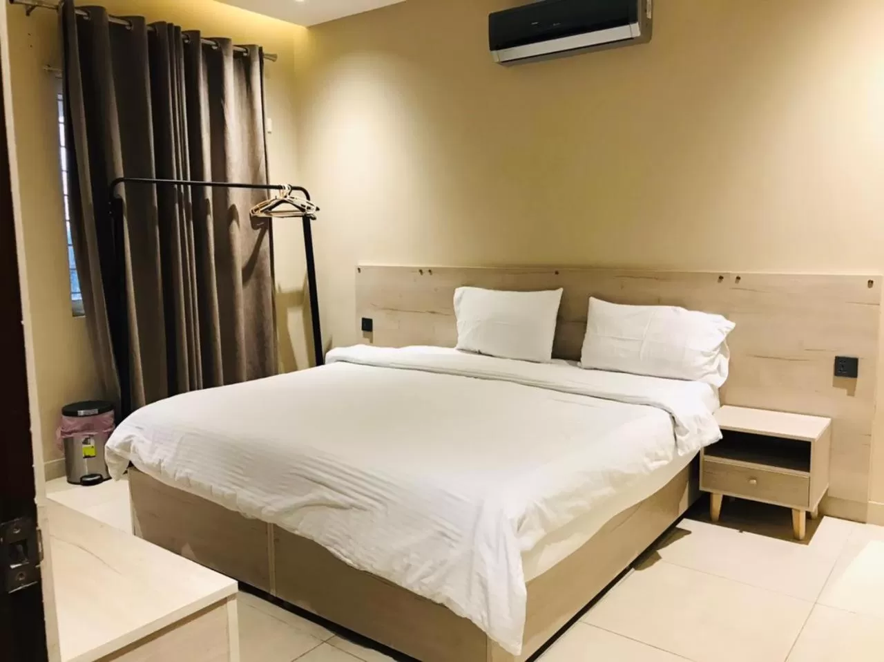 Bedroom, Bed in Hamsun Shahrah-e-Faisal