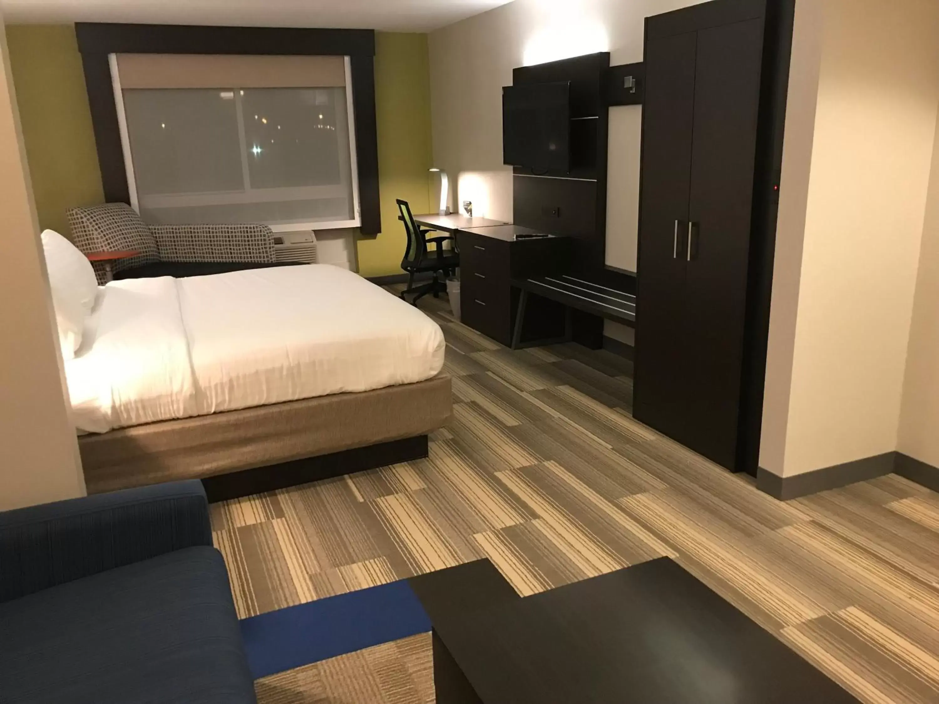 Photo of the whole room, Bed in Holiday Inn Express Hotel & Suites Canton, an IHG Hotel