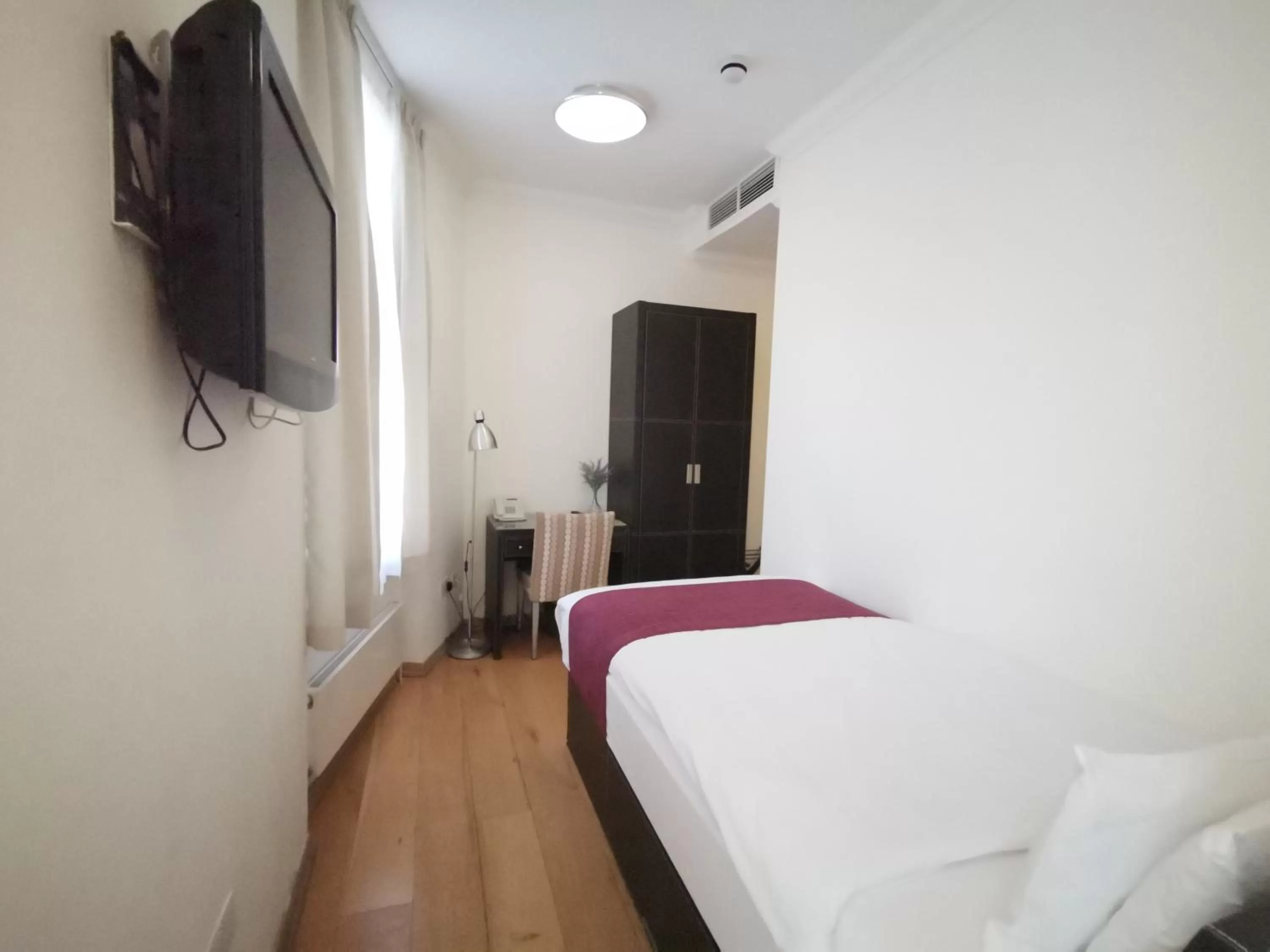 Photo of the whole room, Bed in The Royale Chulan Hyde Park Hotel