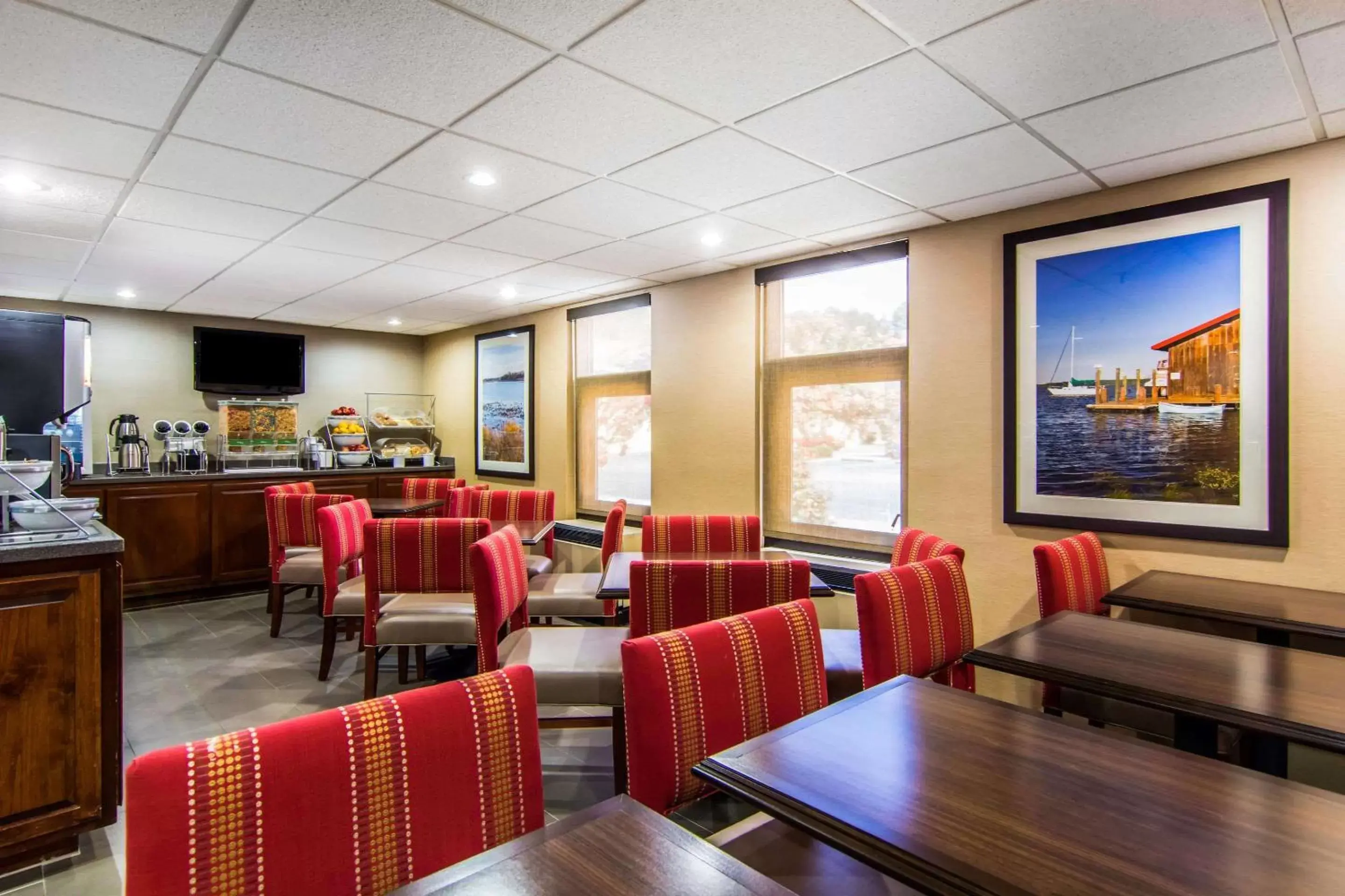 Restaurant/Places to Eat in Comfort Inn Newport News Williamsburg East