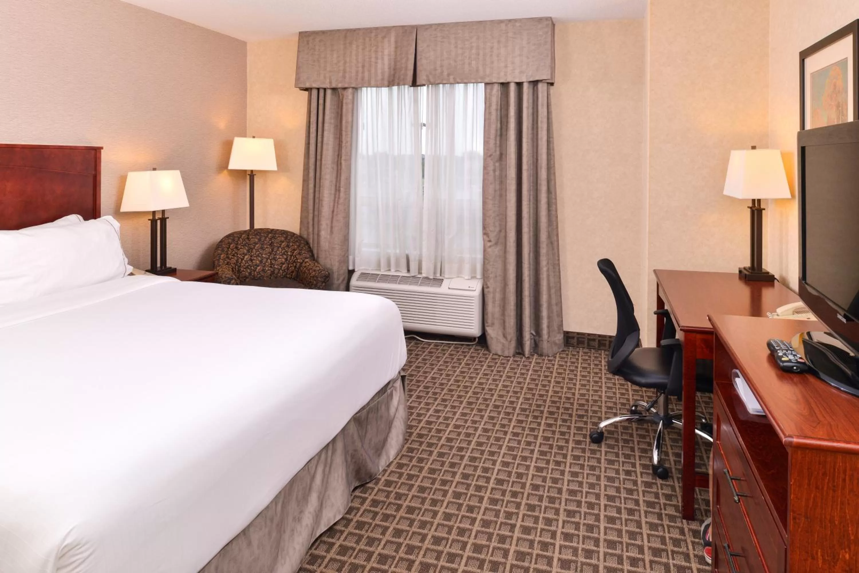 Photo of the whole room, Bed in Holiday Inn Express Edmonton North by IHG