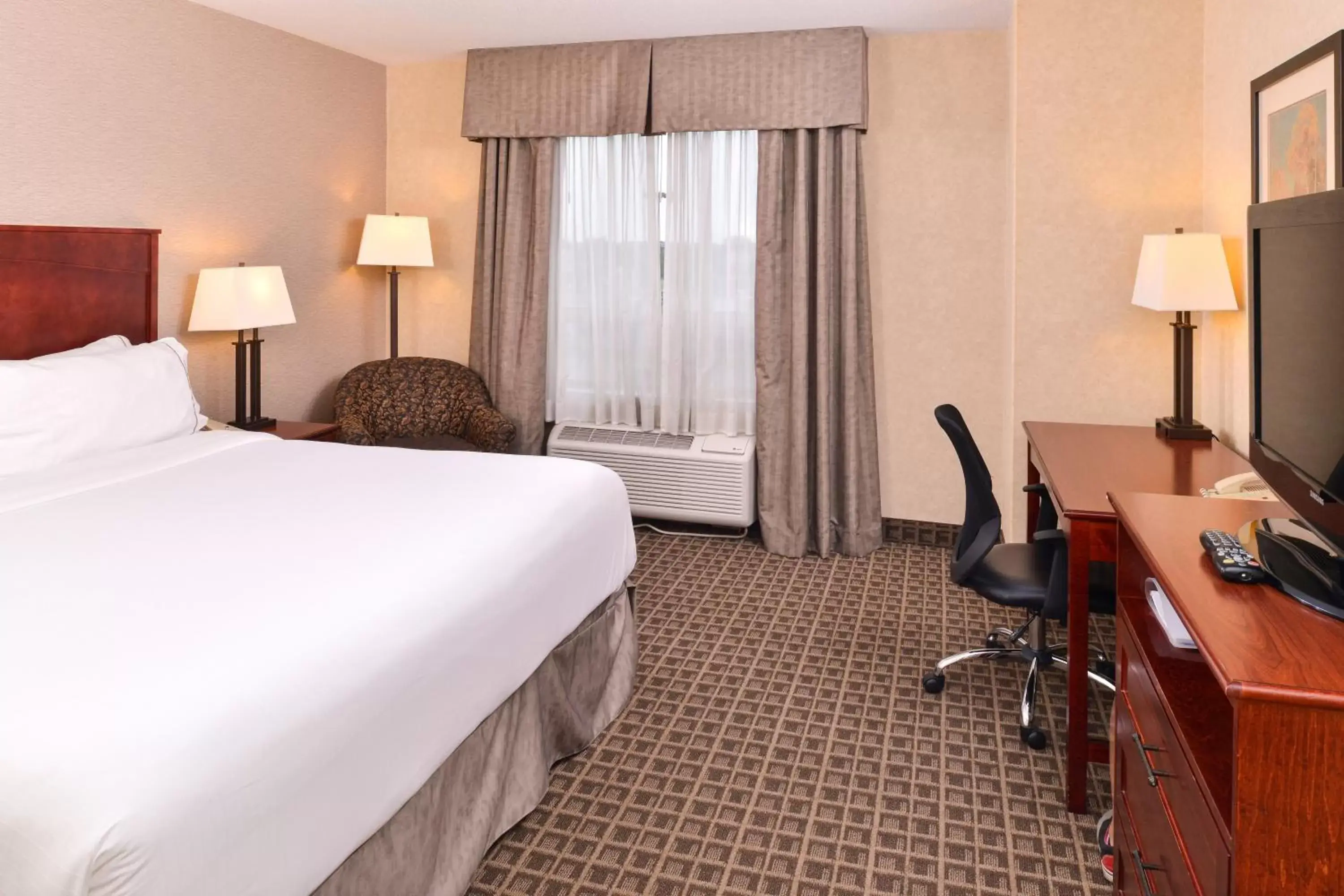 Photo of the whole room, Bed in Holiday Inn Express Edmonton North, an IHG Hotel