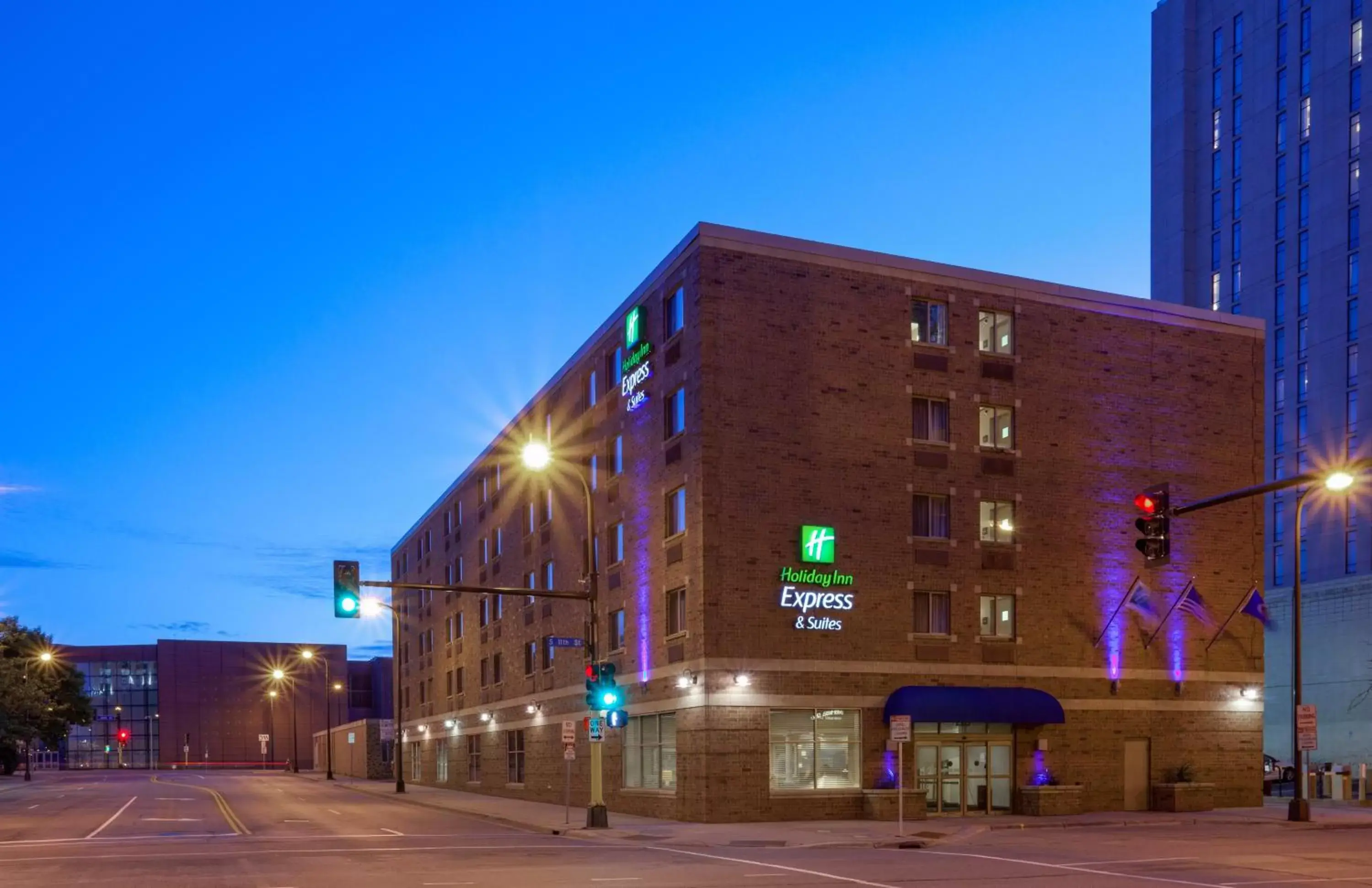Property Building in Holiday Inn Express Hotel & Suites Minneapolis-Downtown Convention Center, an IHG Hotel