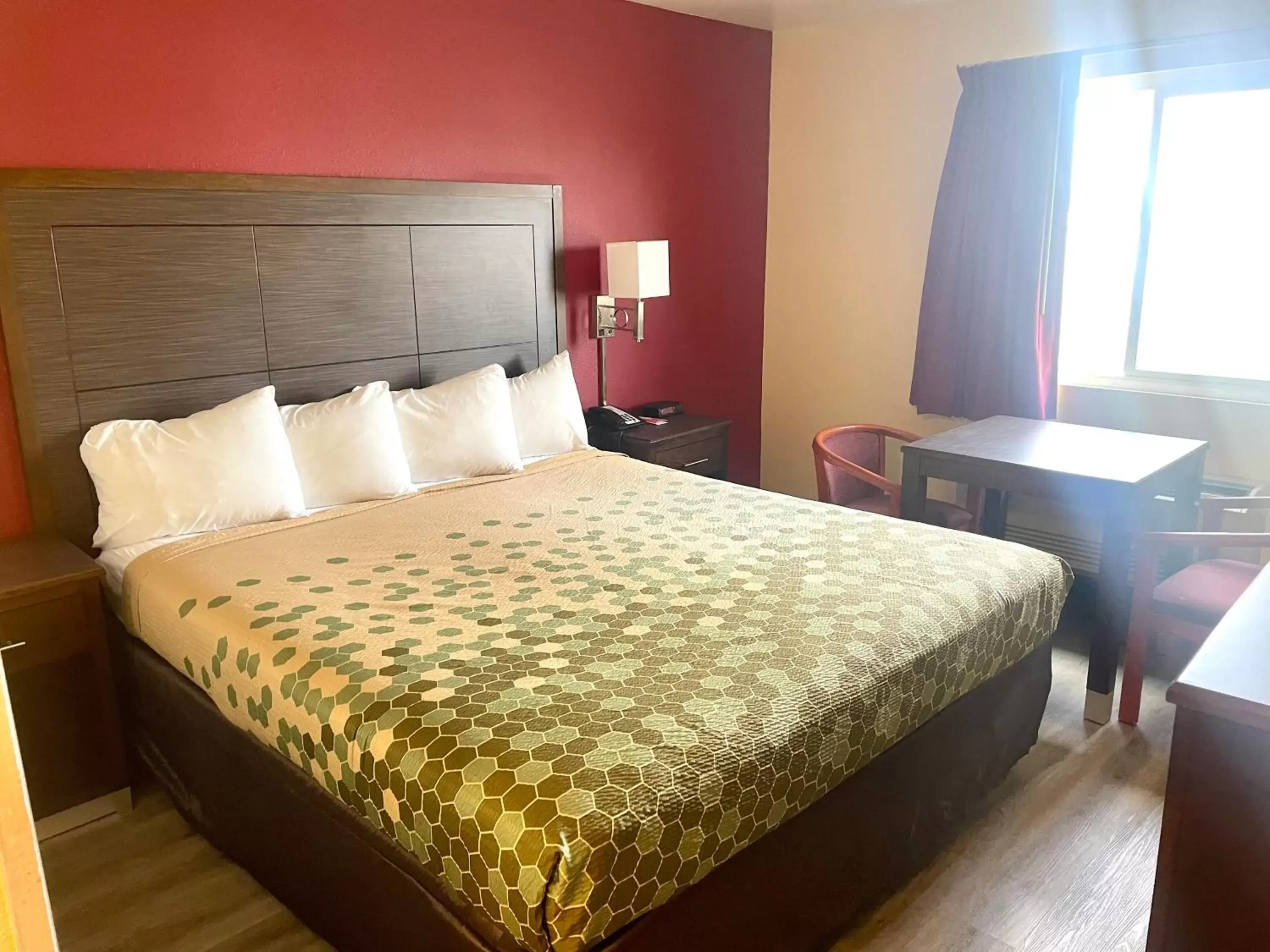 Bed in Econo Lodge Inn & Suites Corning