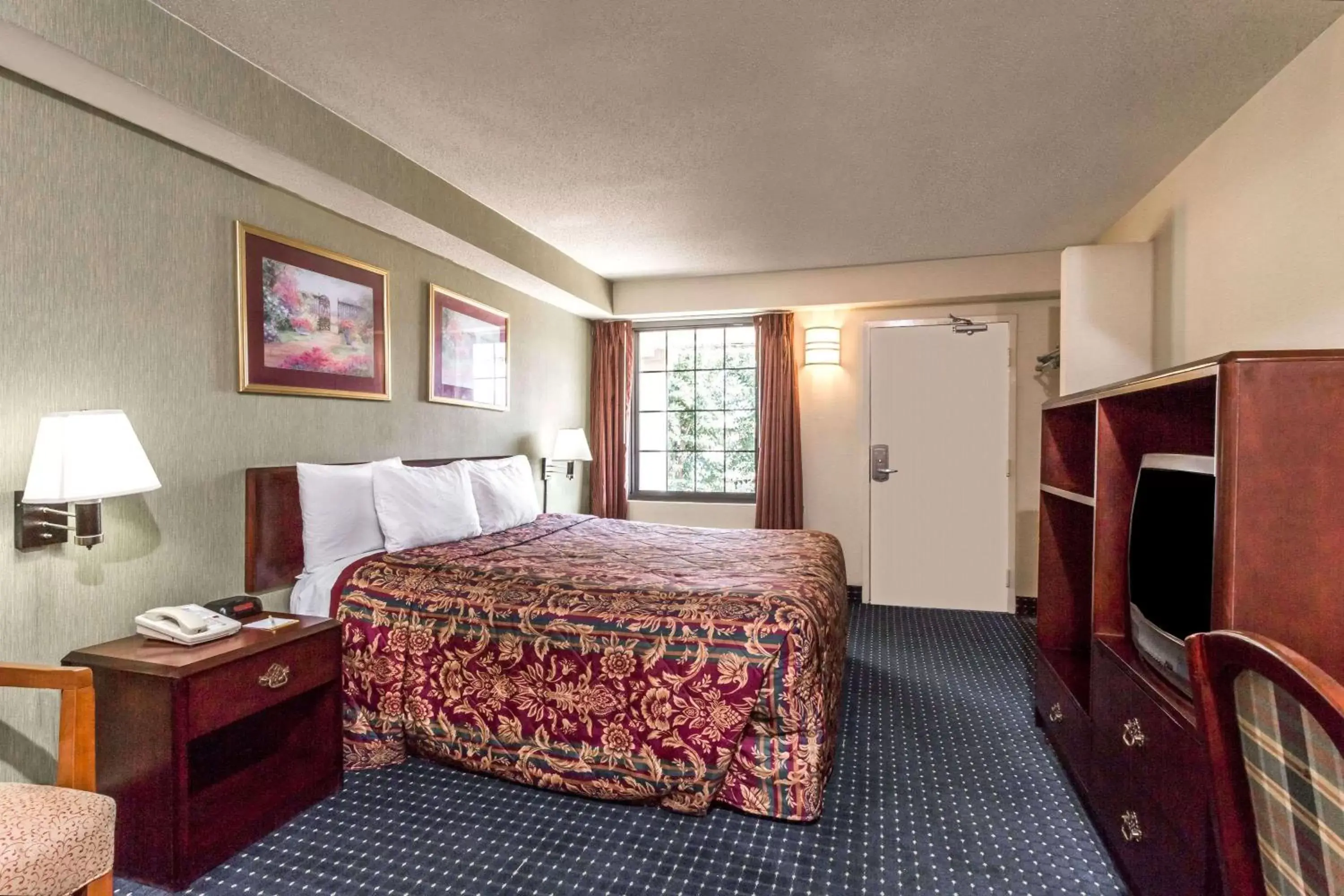 Photo of the whole room, Bed in Days Inn by Wyndham Dumfries Quantico