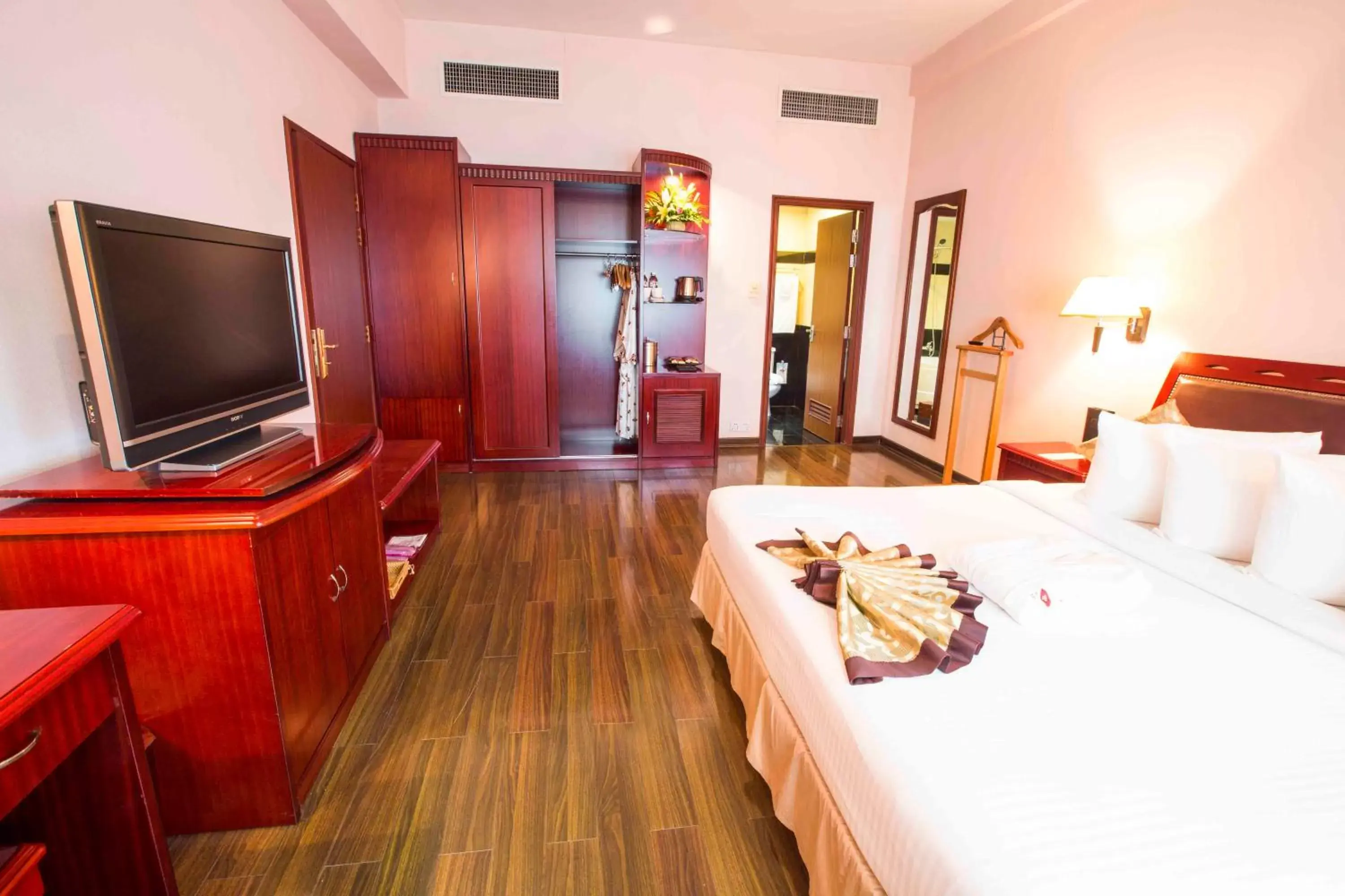 Bed, TV/Entertainment Center in Phnom Penh Hotel