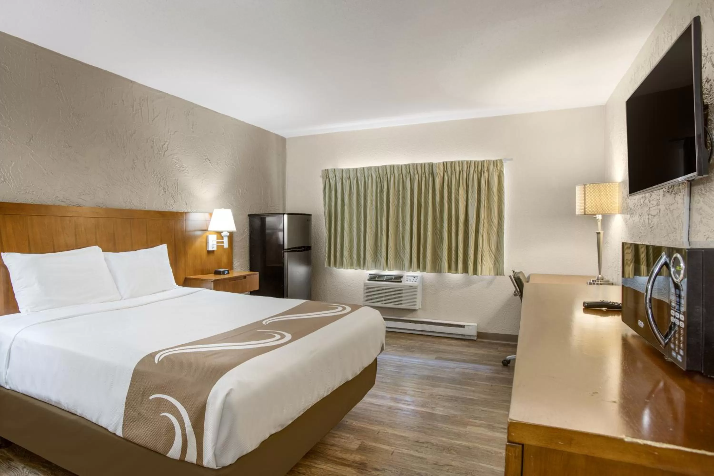 Photo of the whole room, Bed in Rodeway Inn & Suites Grand Rapids Southeast