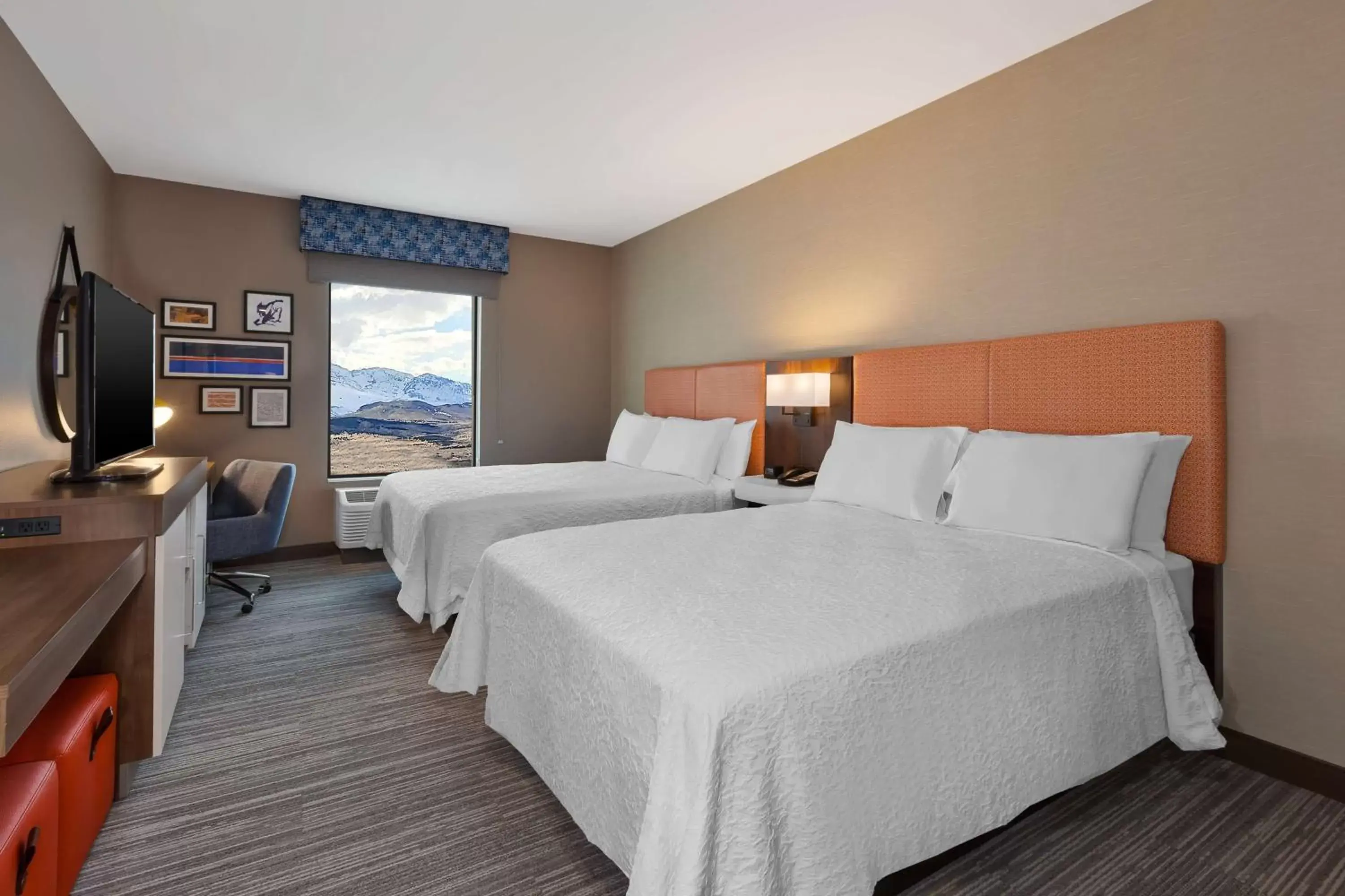 Bed in Hampton Inn & Suites Wells, Nv
