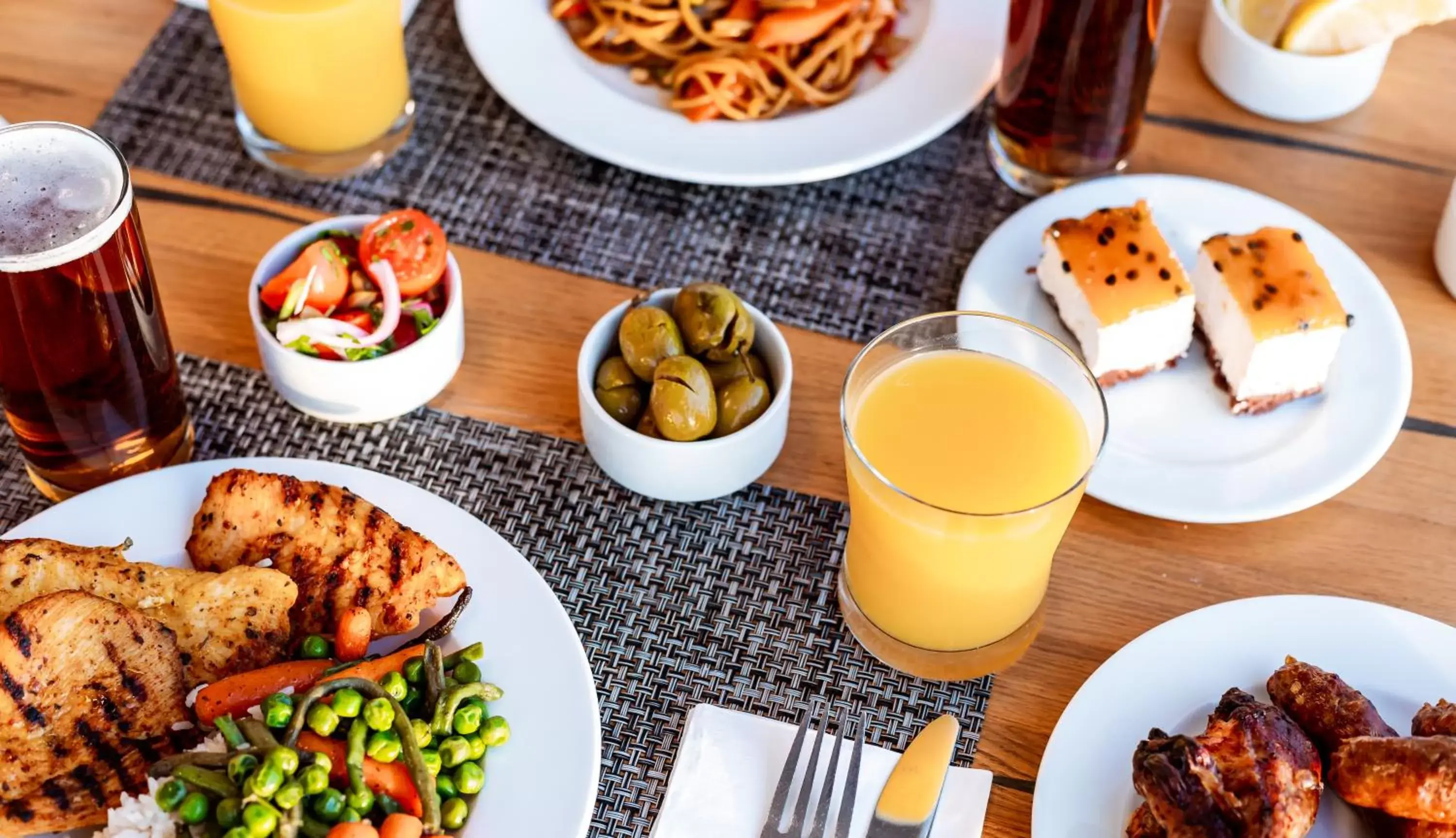 Food and drinks in Ramada Hotel & Suites by Wyndham Netanya