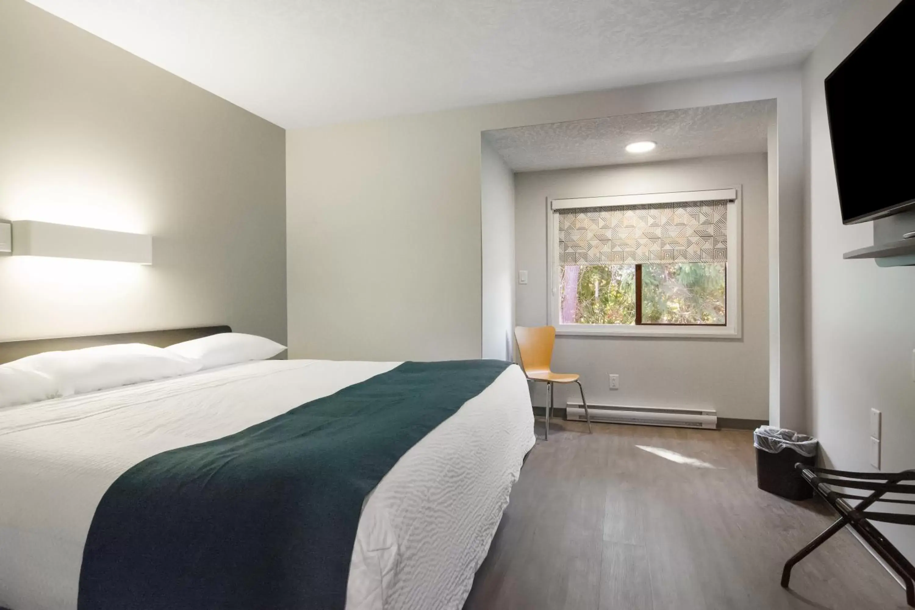 Bedroom, Bed in Motel 6-Saanichton, BC - Victoria Airport