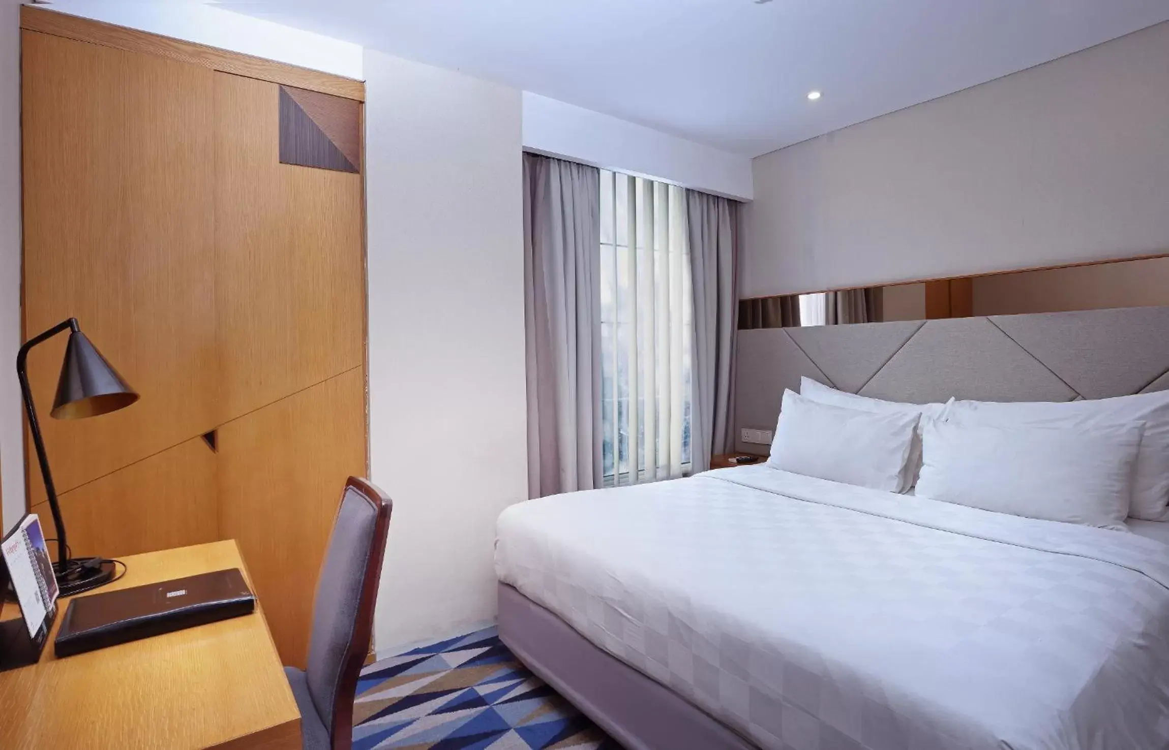 Kitchen or kitchenette, Bed in Swiss-Belhotel Pondok Indah