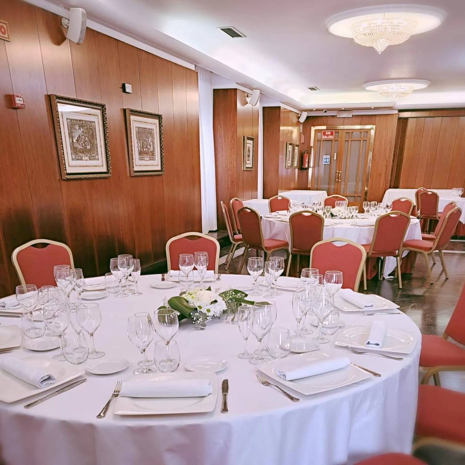 Restaurant/places to eat in Hotel Imperial