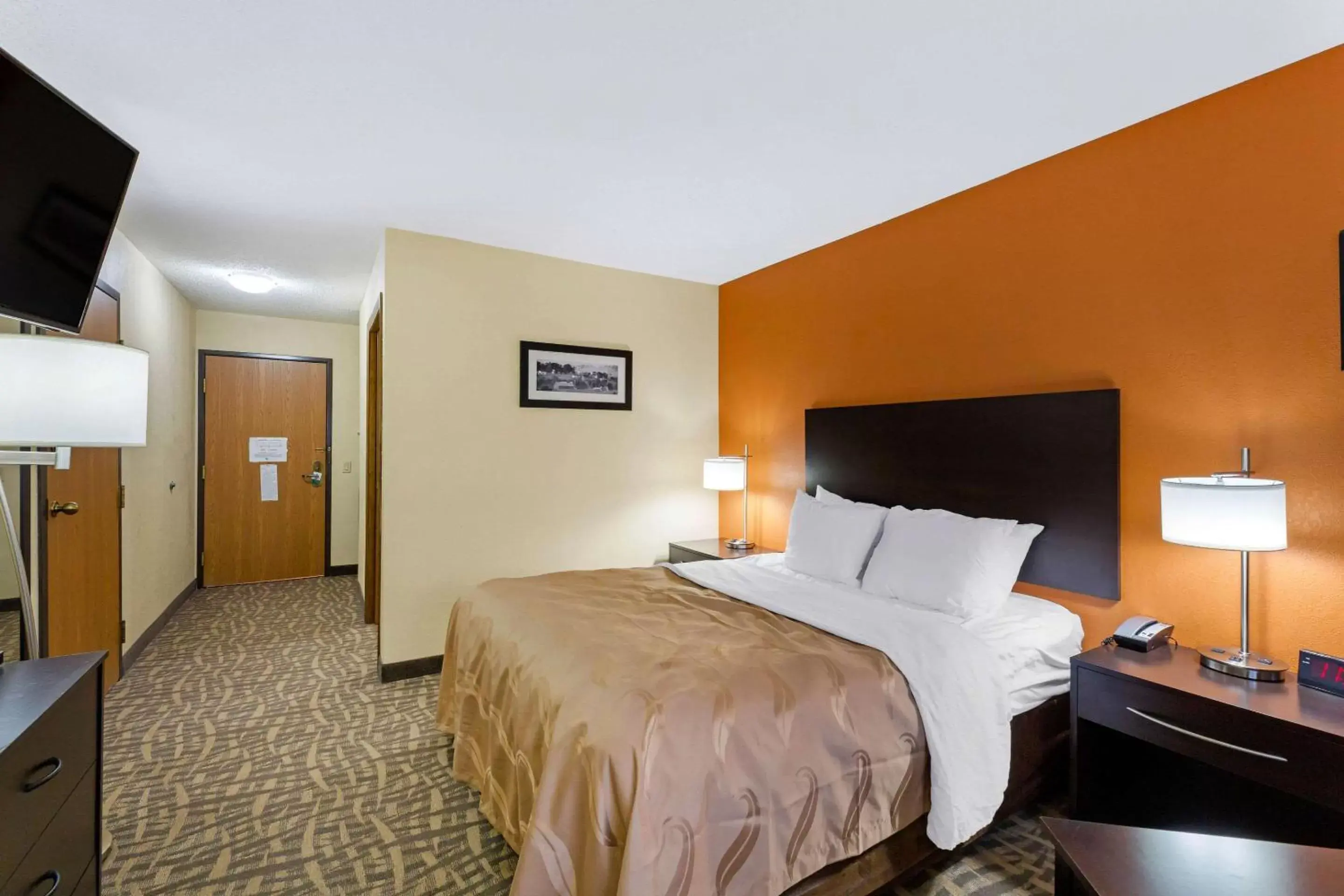 Photo of the whole room, Bed in Quality Inn-Wooster