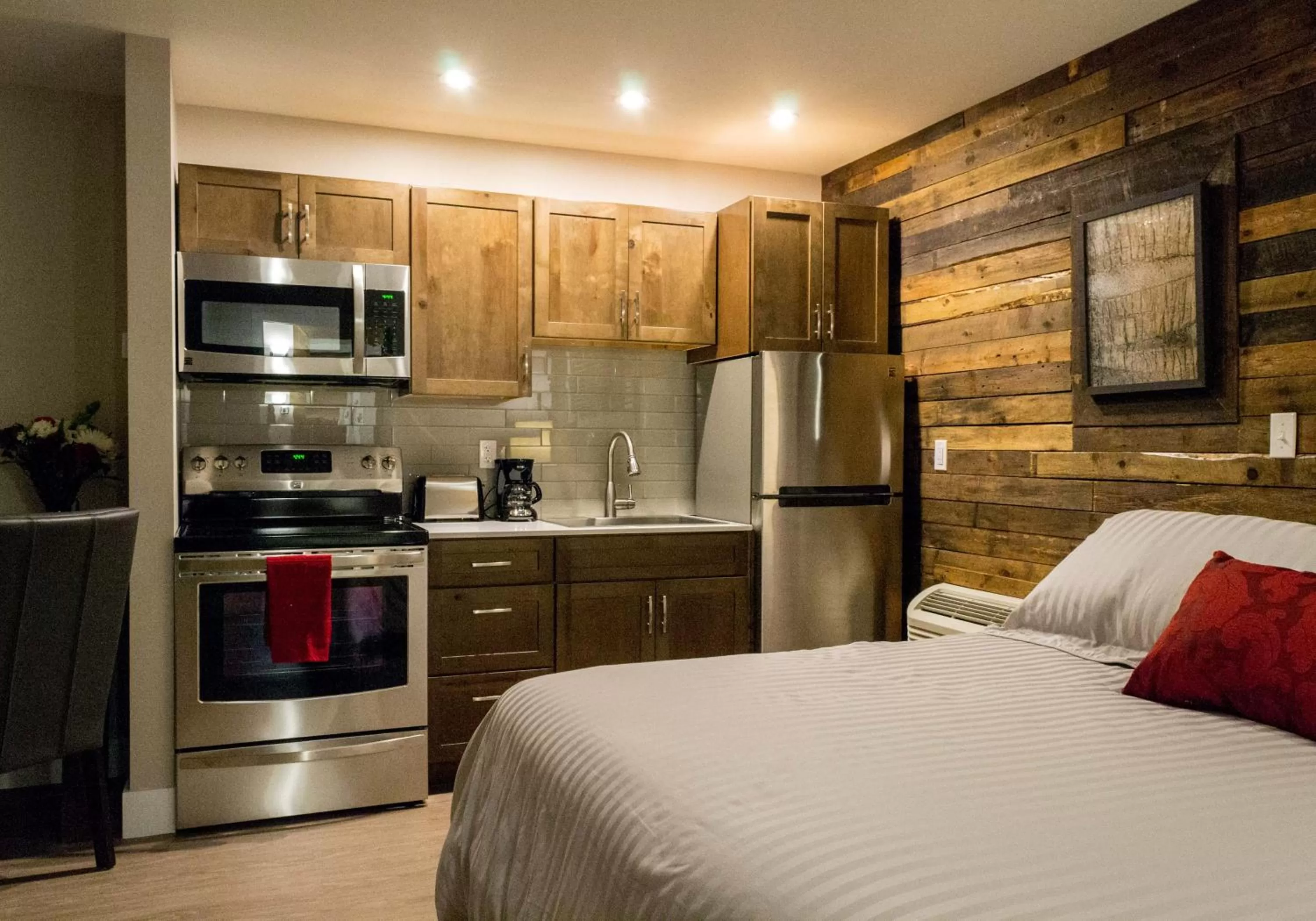 Photo of the whole room, Bed in Lake Placid Inn: Residences