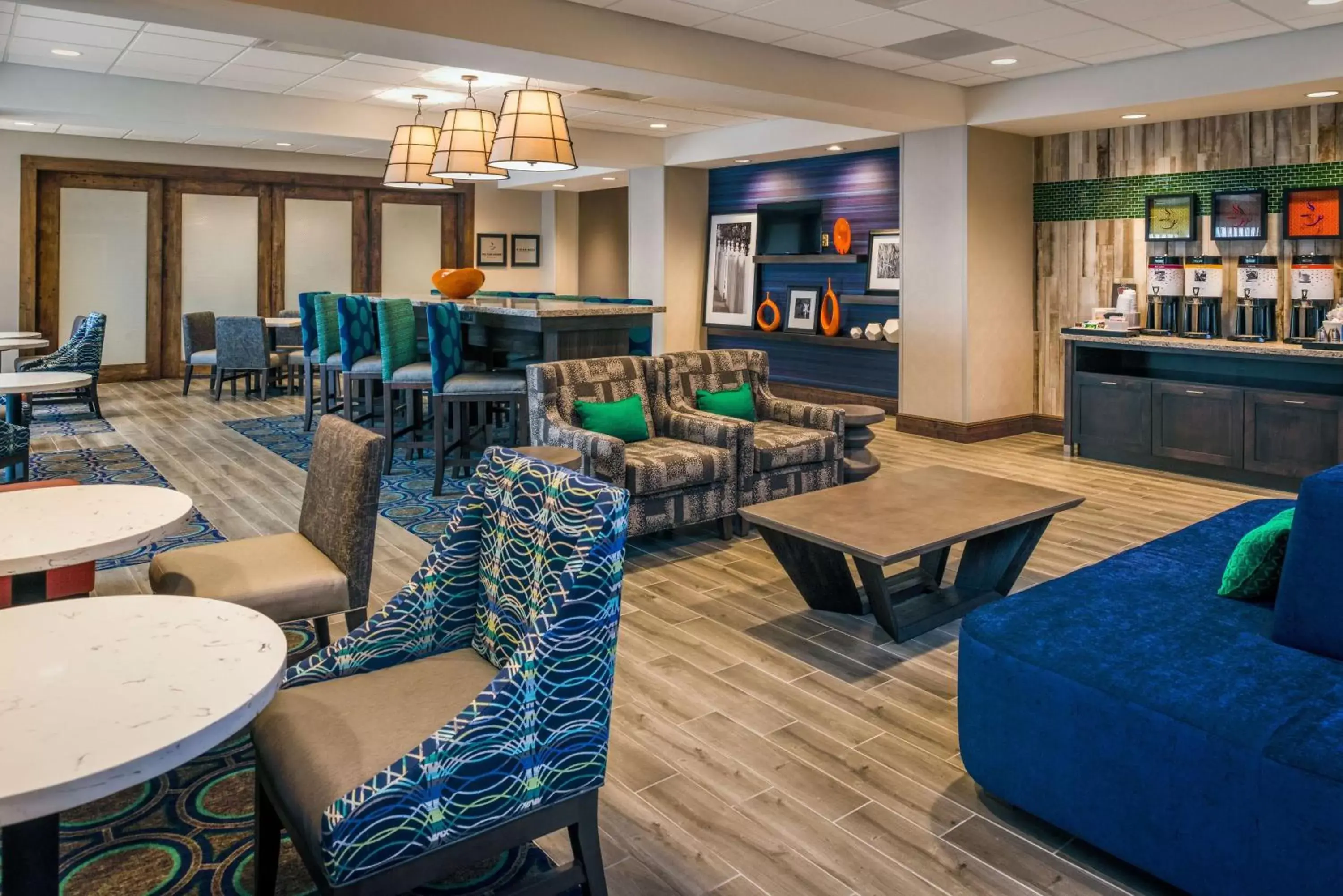 Lobby or reception, Lounge/Bar in Hampton Inn - Paragould