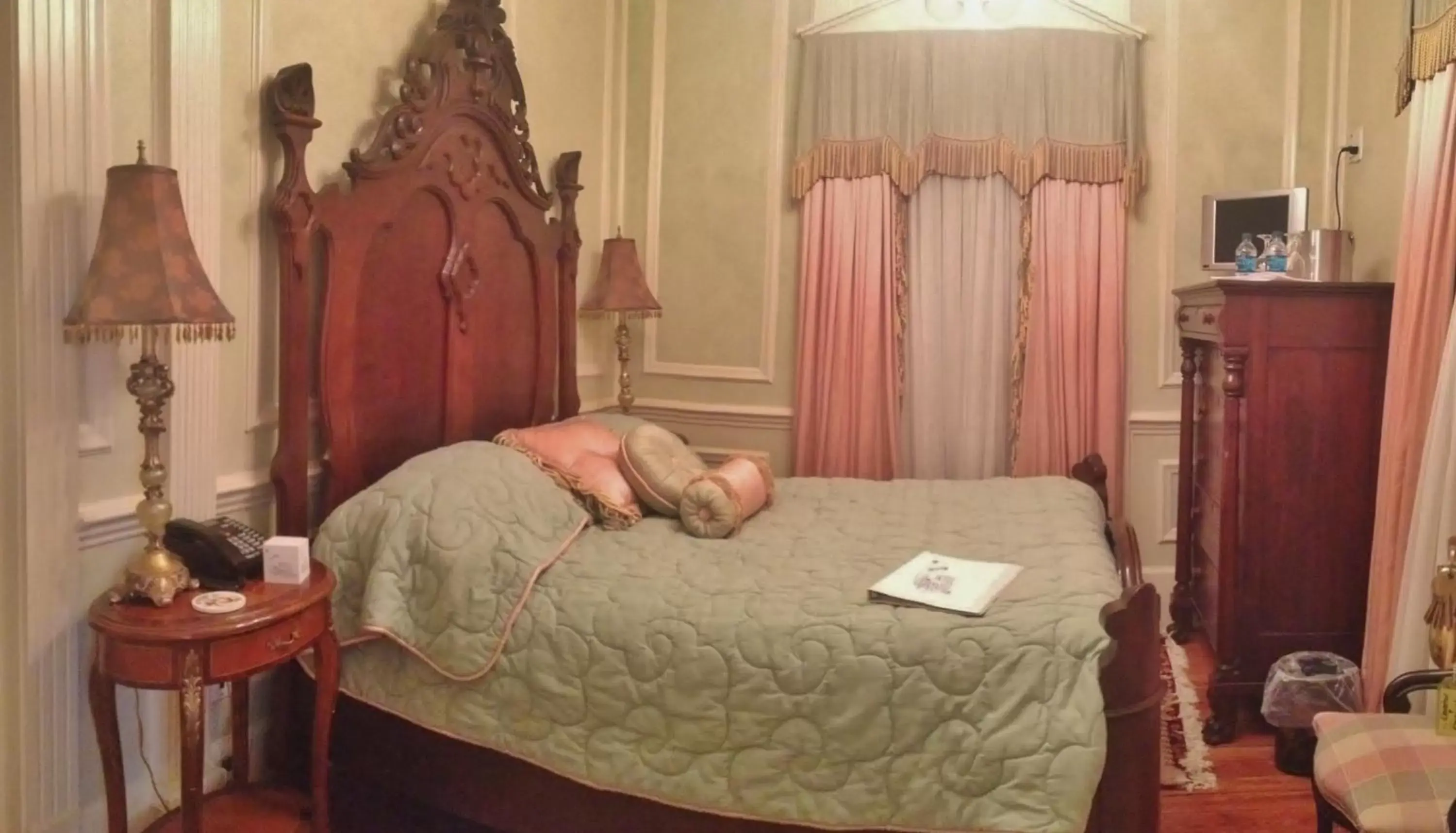 Bedroom, Bed in The Hotel Magnolia