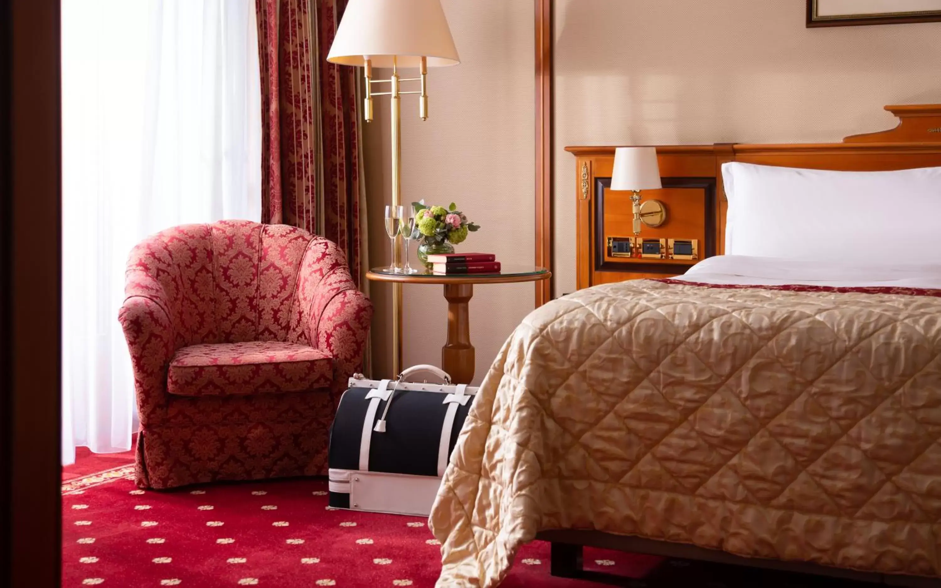 Balcony/Terrace, Bed in Grand Hotel Bucharest