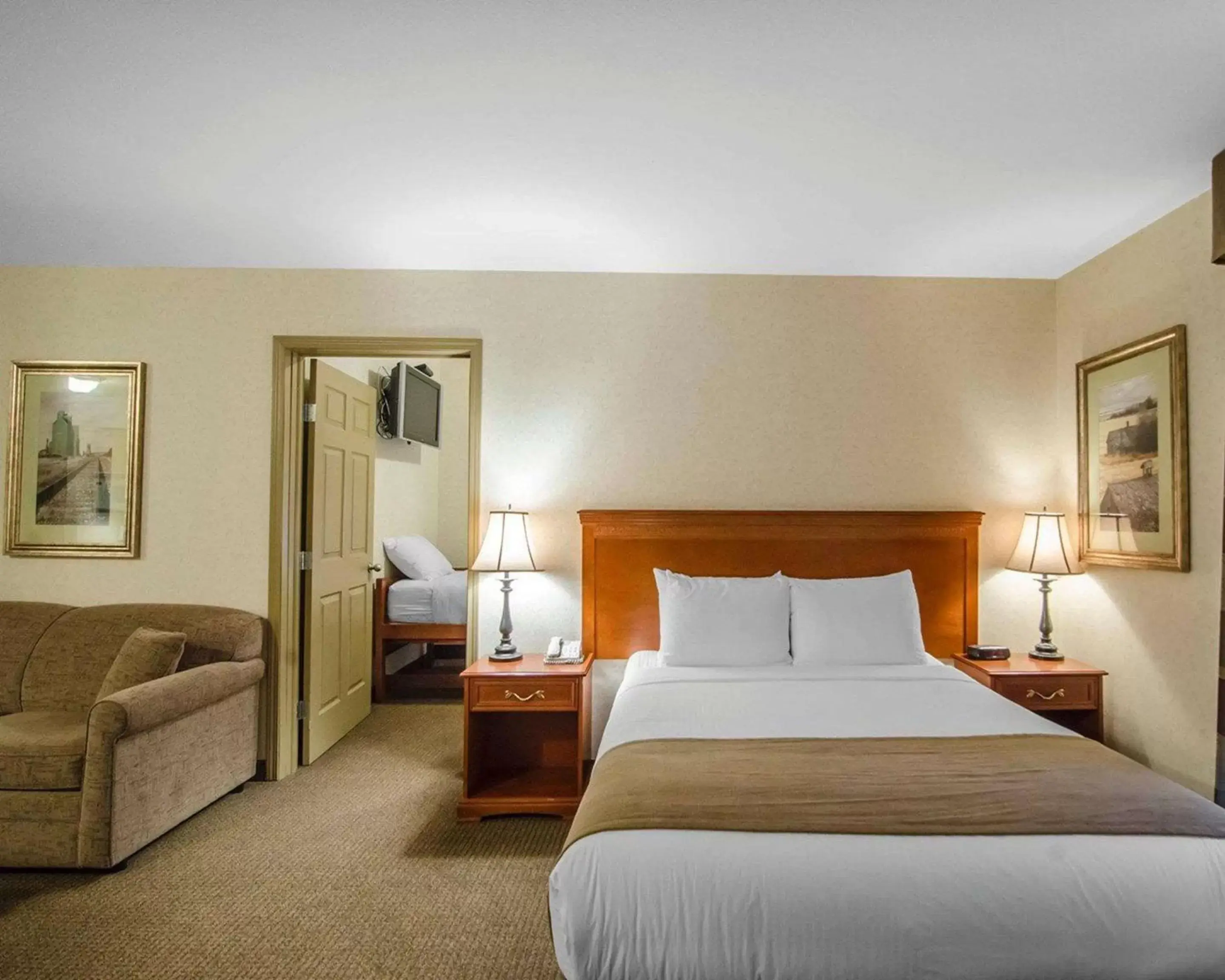 Photo of the whole room, Bed in Quality Inn & Suites Grand Prairie