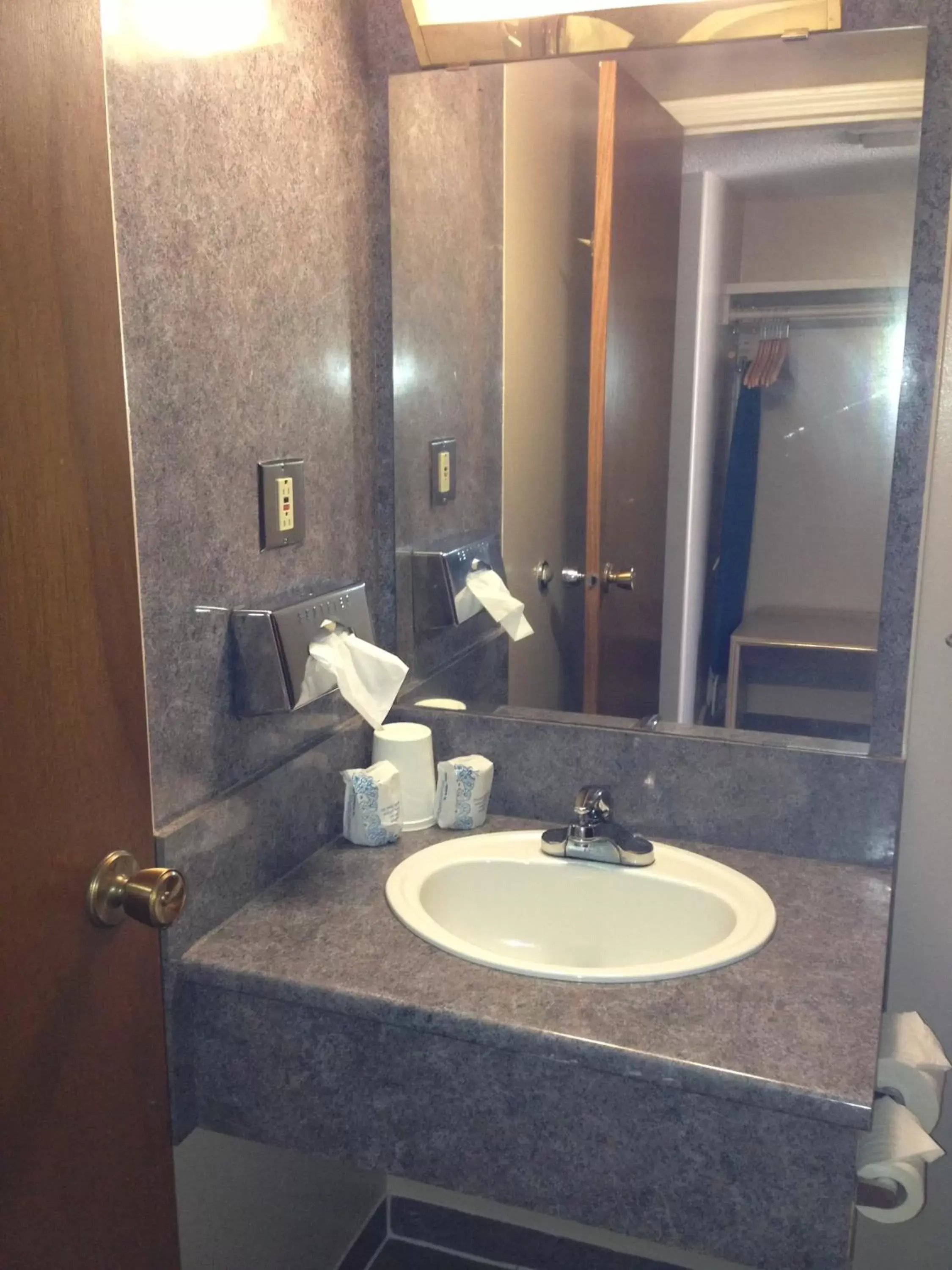 Bathroom in Rider's Motor Inn