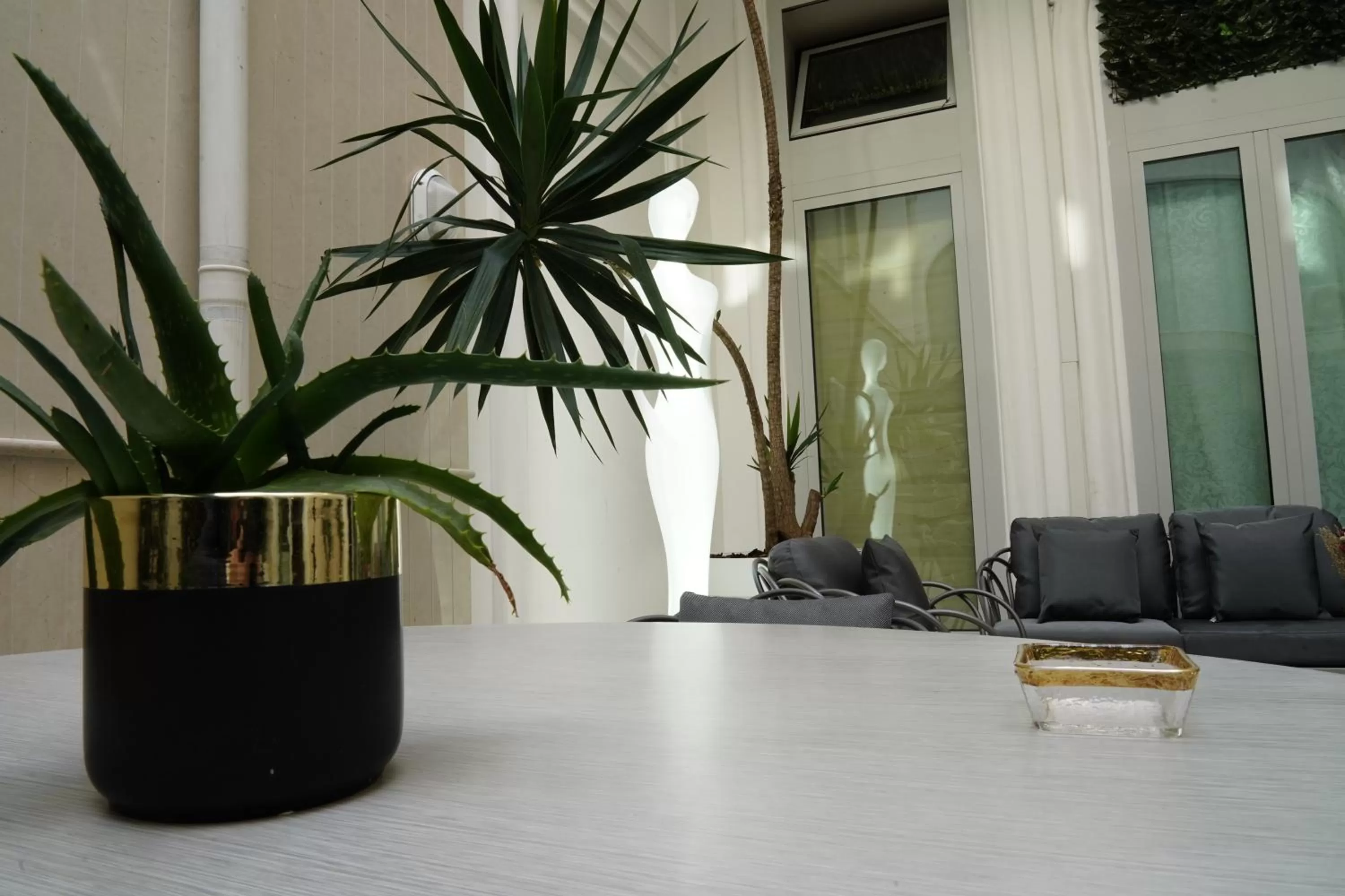 TV/Entertainment Center in Sisuites