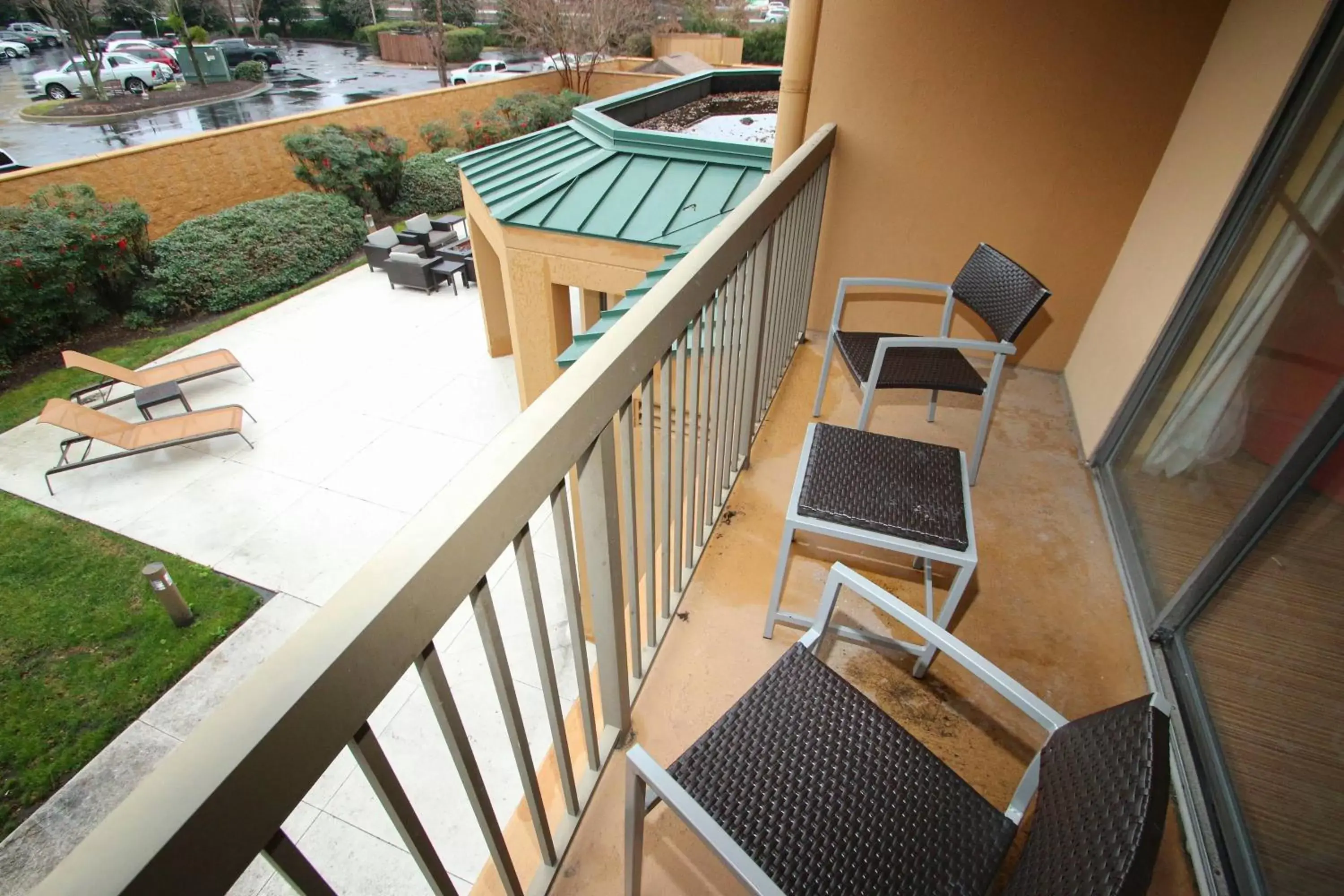 Photo of the whole room, Balcony/Terrace in Courtyard Chesapeake Greenbrier