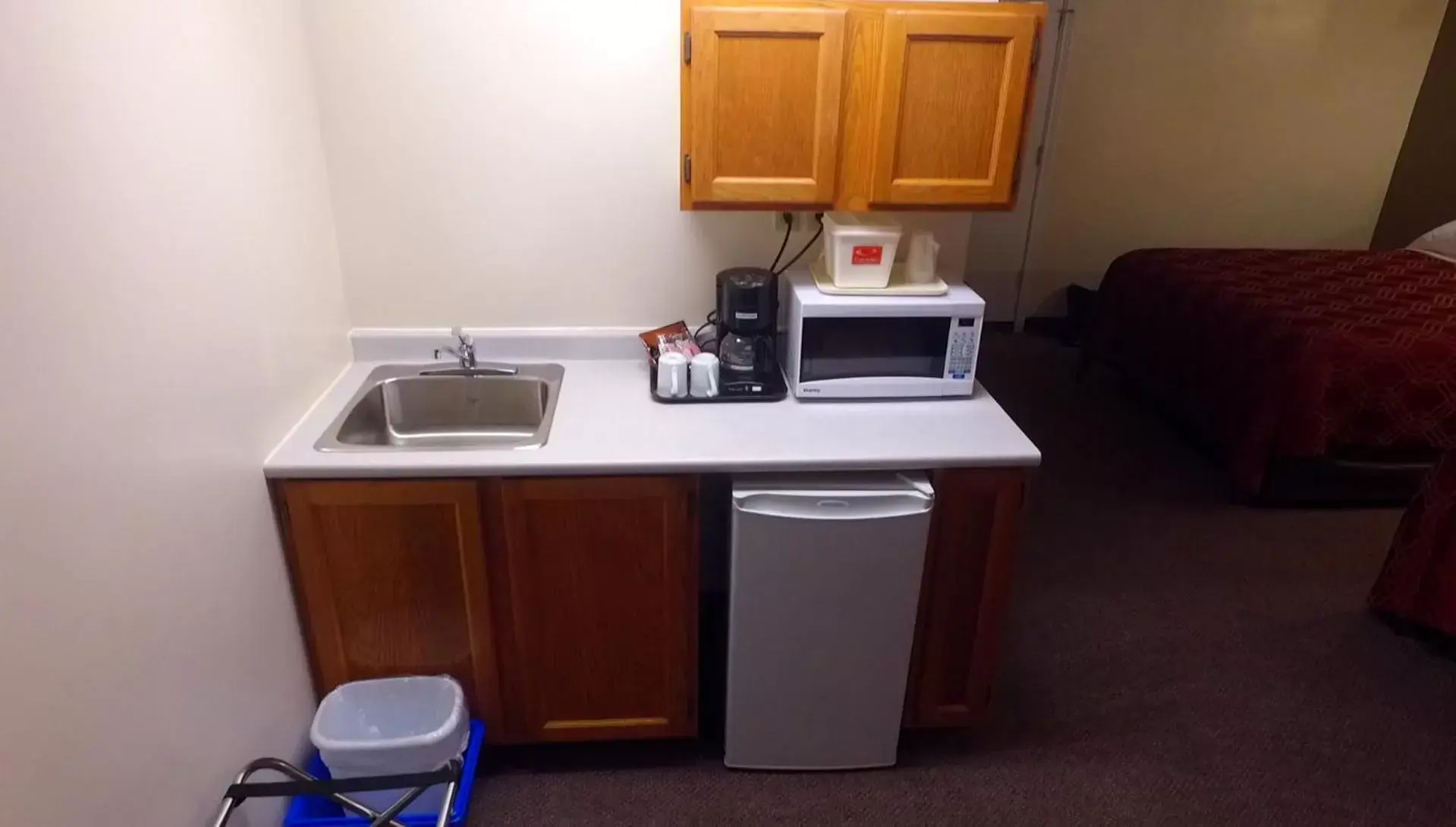 Kitchen or kitchenette, Kitchen/Kitchenette in Econo Lodge Inn & Suites Saint John