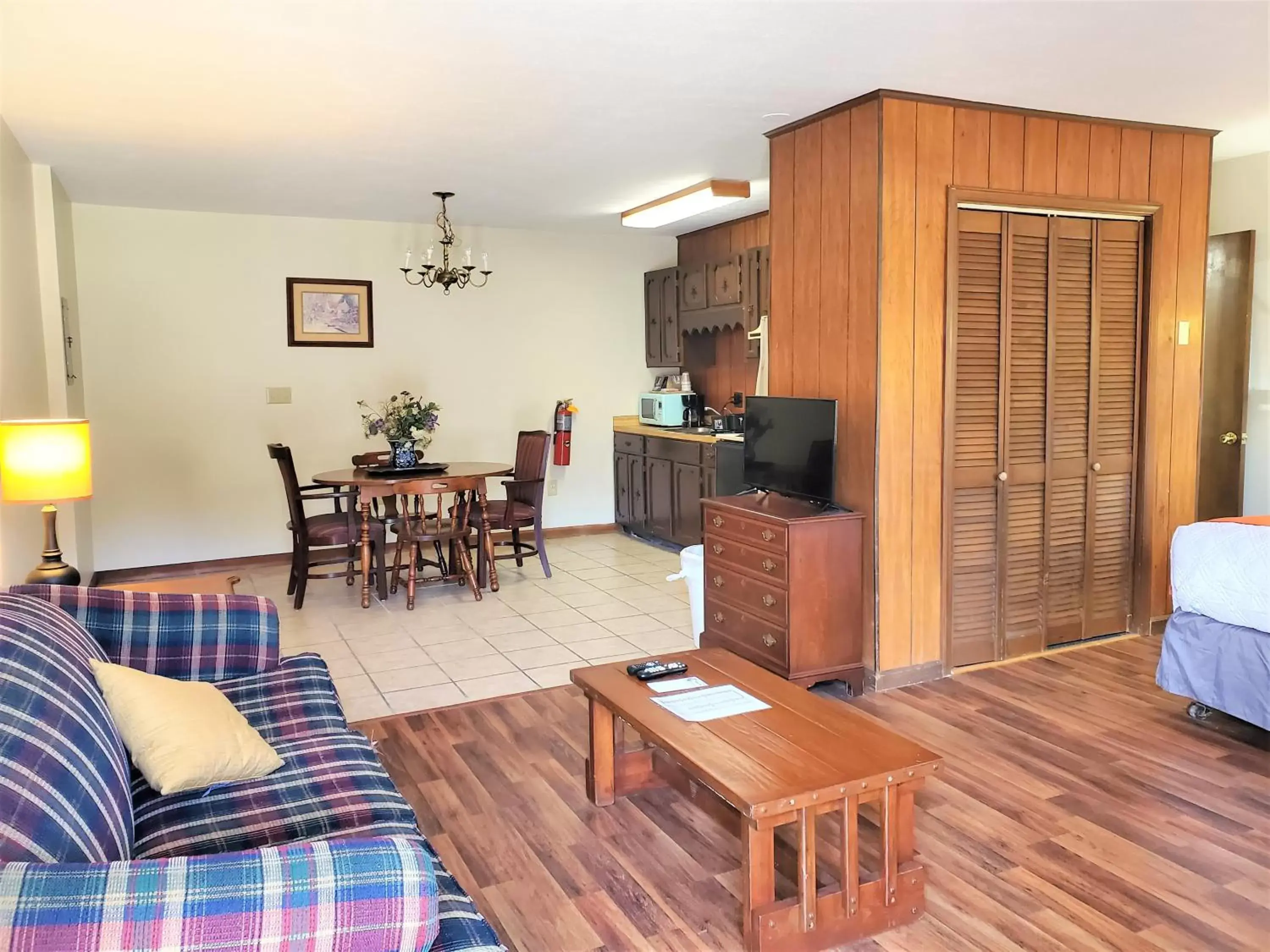 Seating Area in Meadowlark Motel with Restaurant & Bar