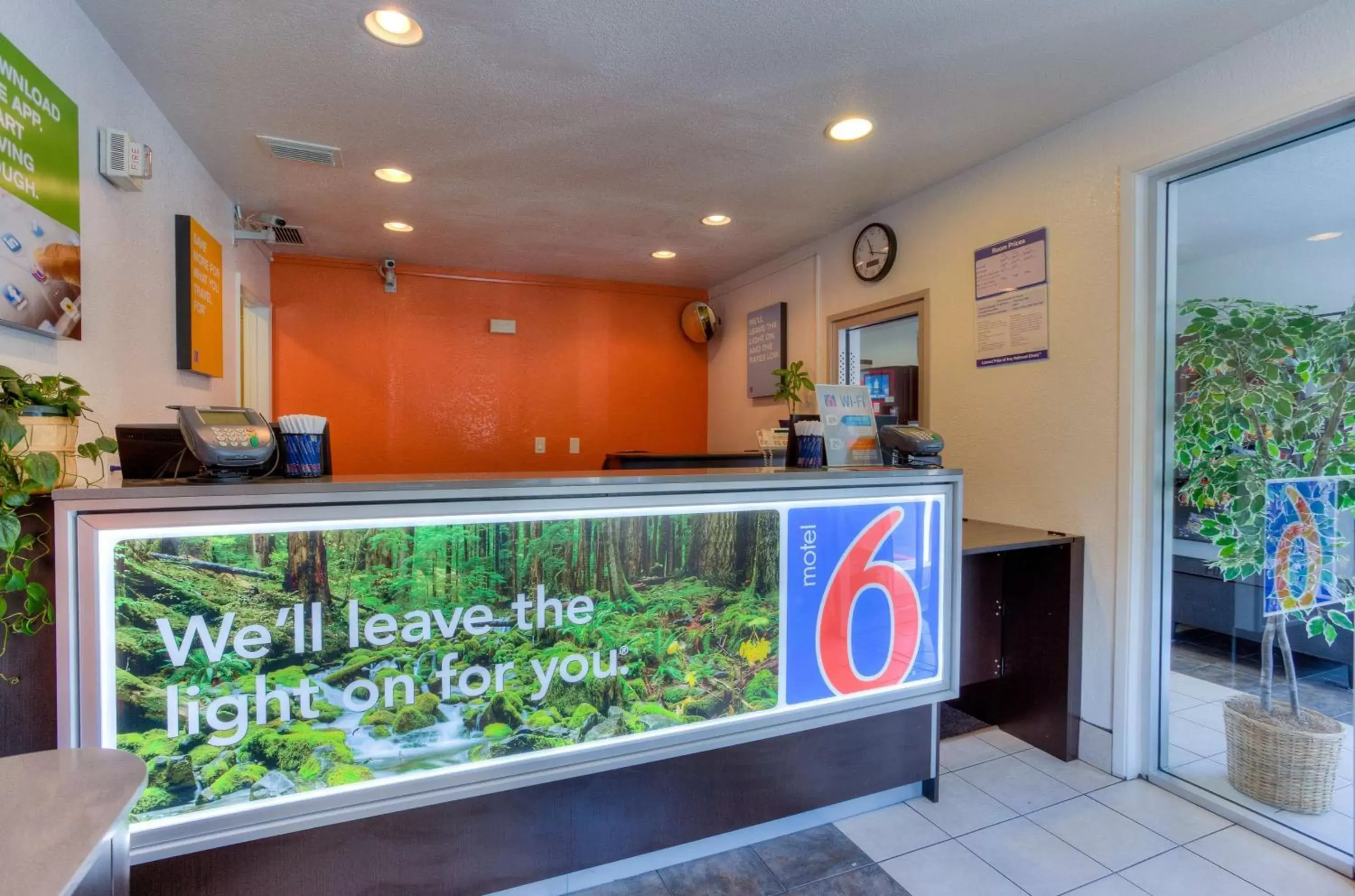 Lobby or reception, Lobby/Reception in Motel 6-Tigard, OR - Portland South - Lake Oswego