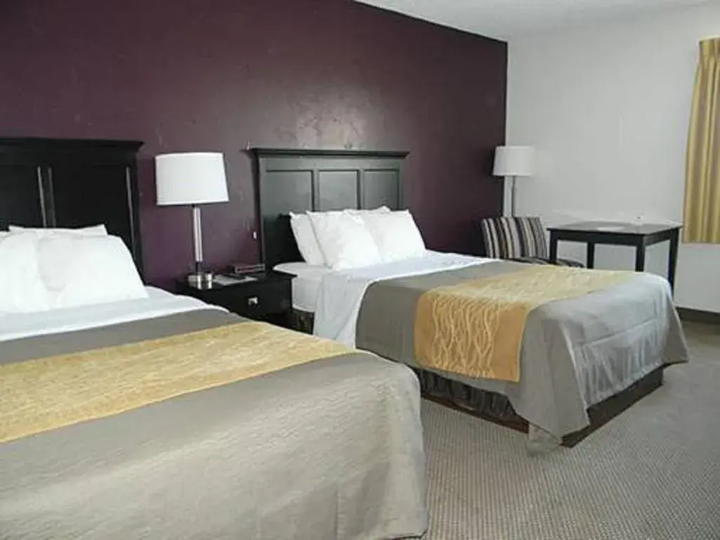 Photo of the whole room, Bed in Boarders Inn & Suites by Cobblestone Hotels - Munising