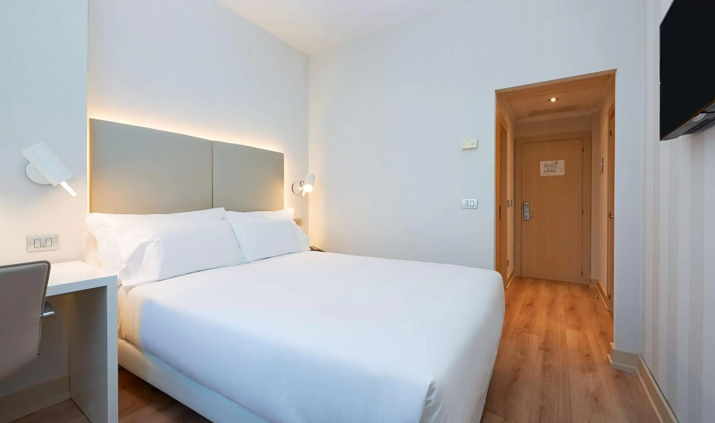 Photo of the whole room, Bed in NH Bilbao Deusto