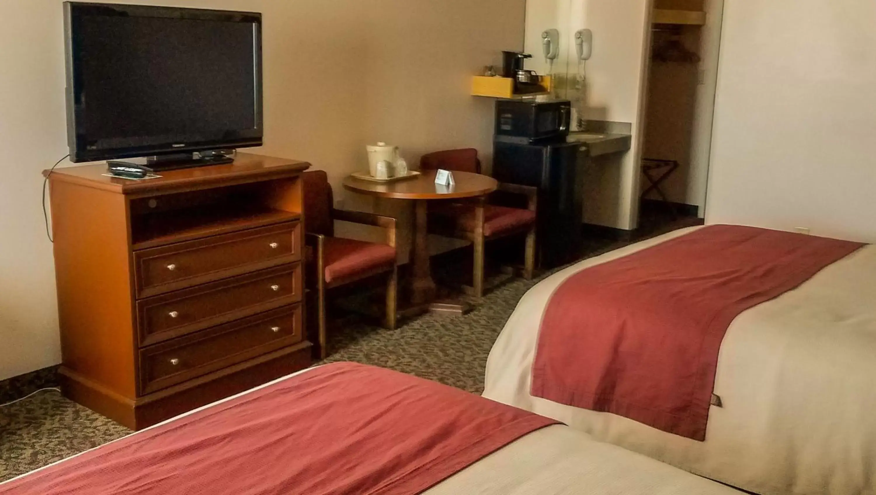 Bedroom, TV/Entertainment Center in Ivey's Motor Lodge