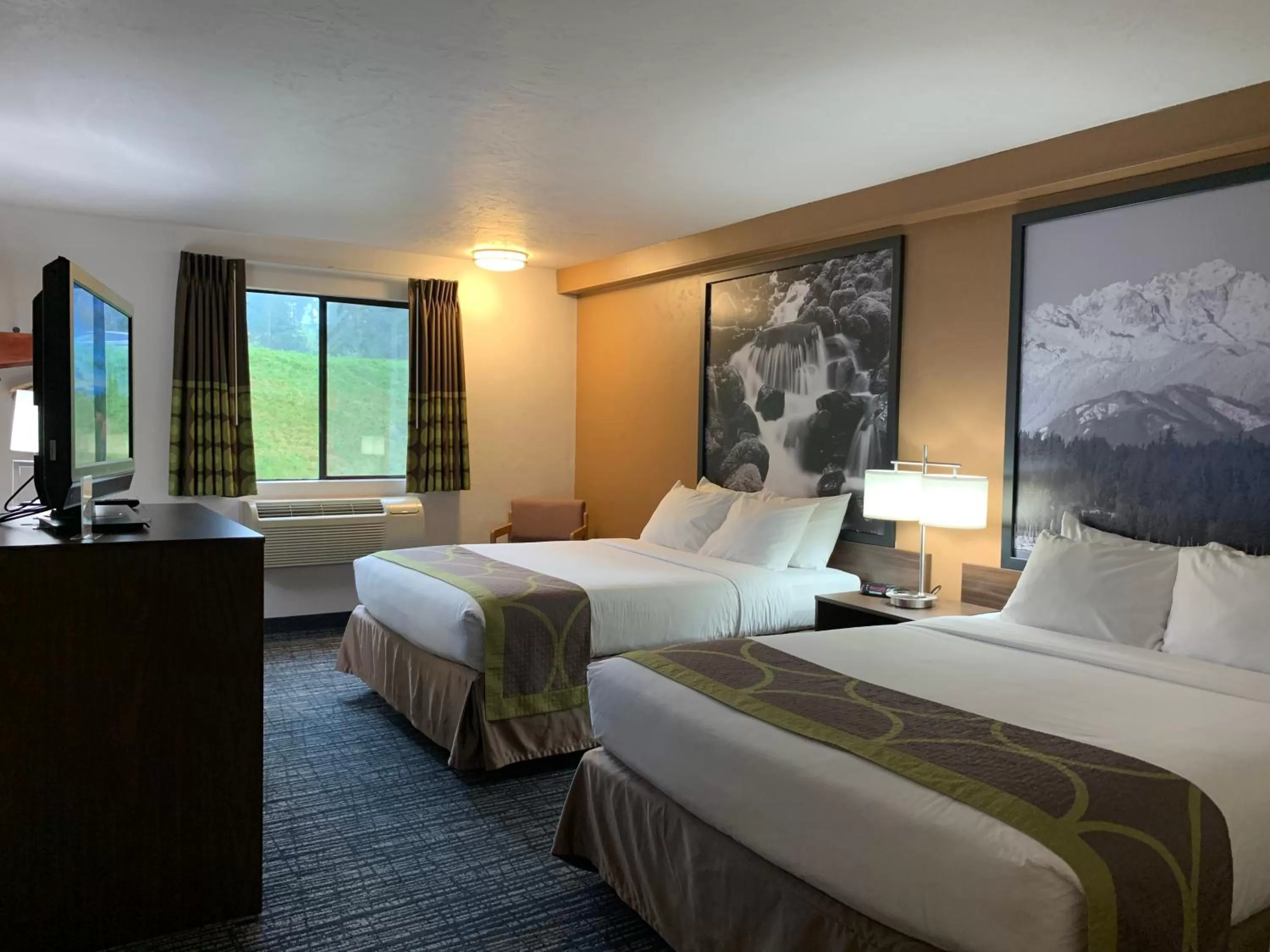 Photo of the whole room, Bed in Super 8 by Wyndham Port Angeles at Olympic National Park