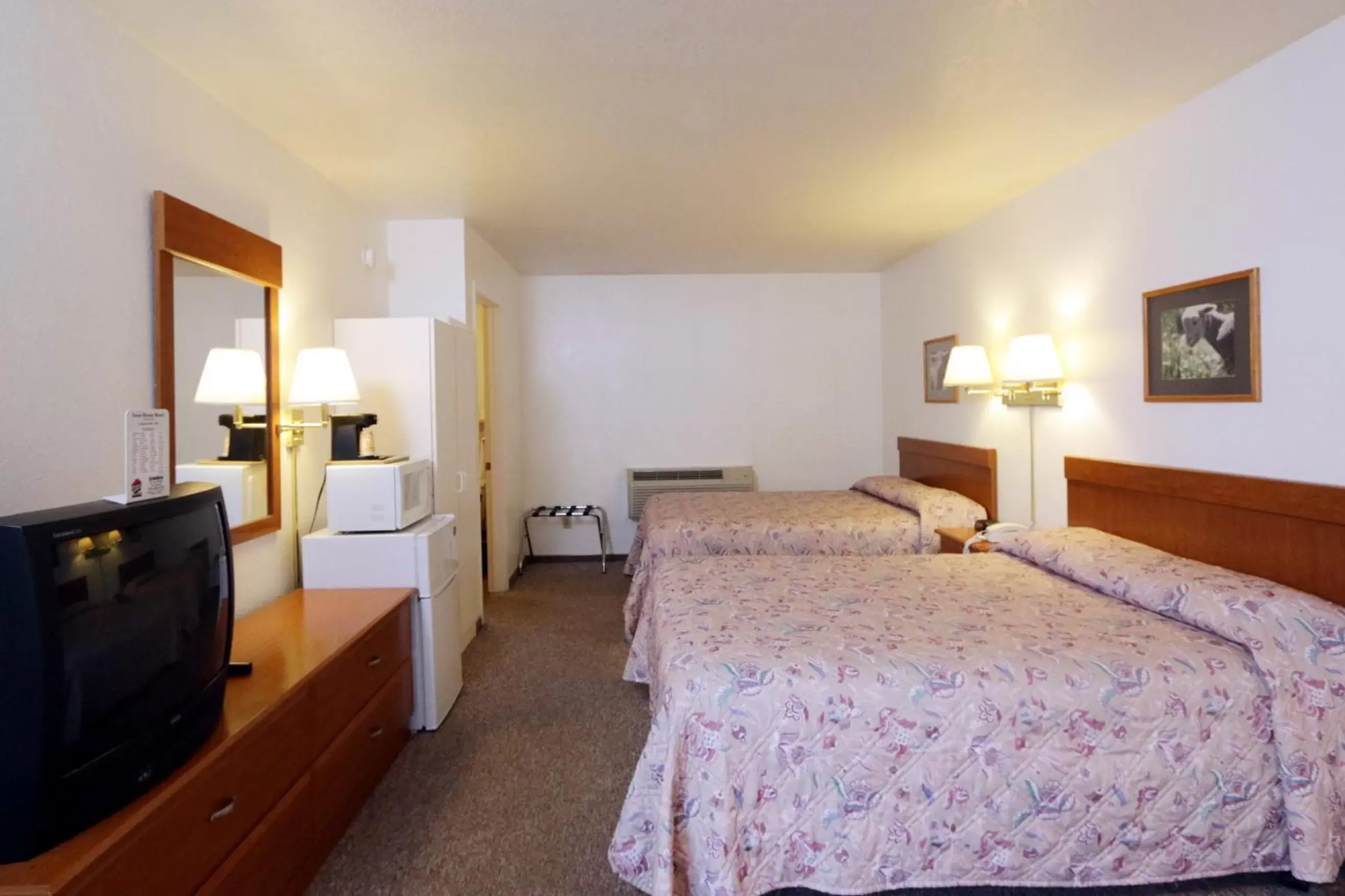 Photo of the whole room, Bed in Town House Motel