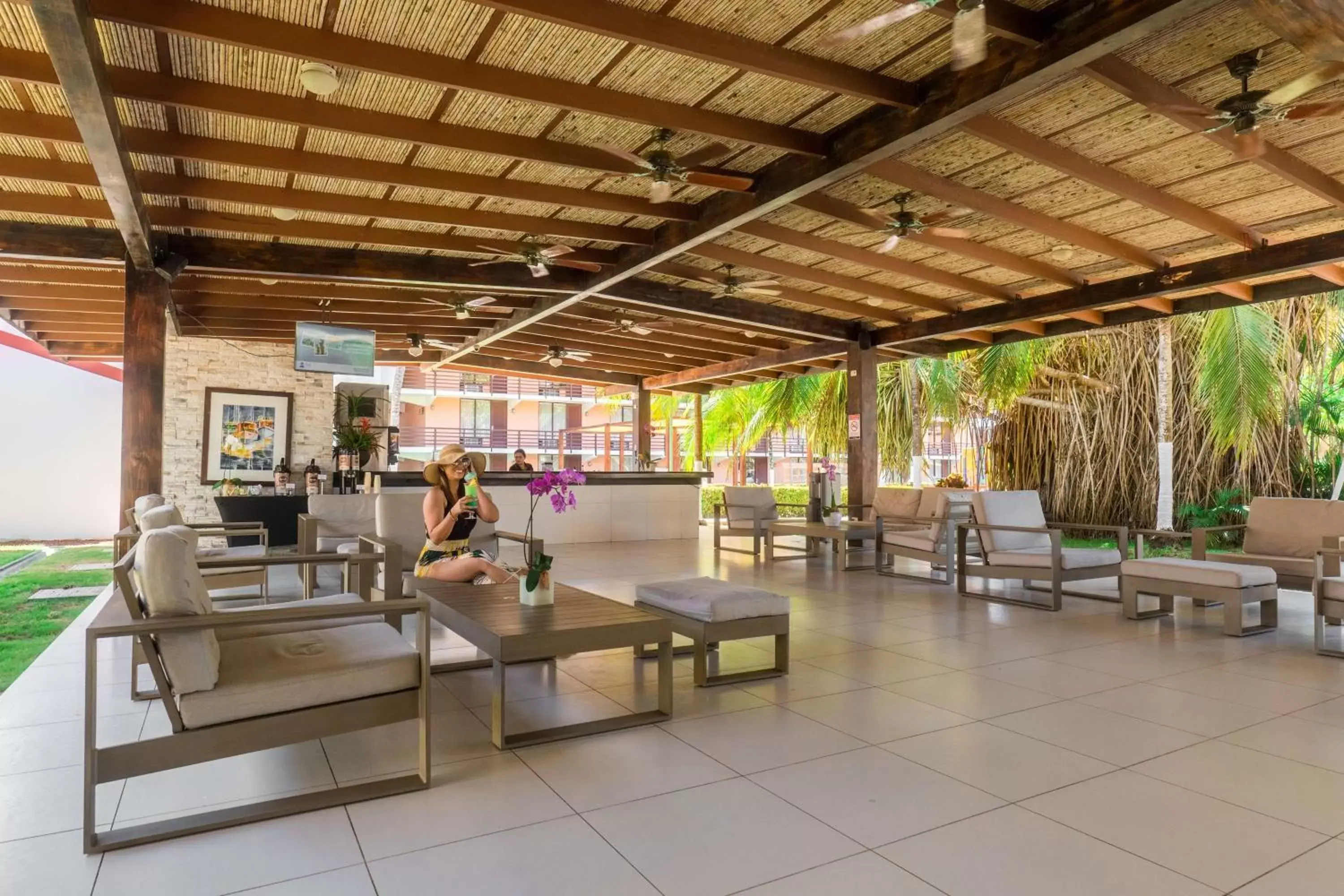 Lounge or bar in Best Western Jaco Beach All Inclusive Resort Lounge or bar in Best Western Jaco Beach All Inclusive Resort
