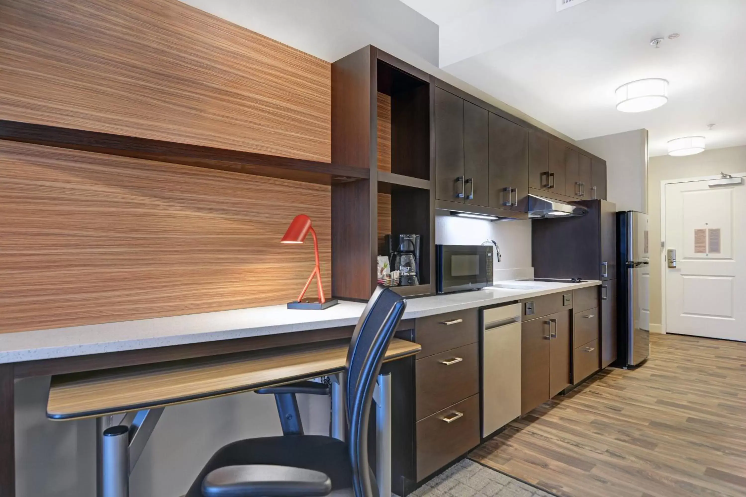 Photo of the whole room, Kitchen/Kitchenette in TownePlace Suites by Marriott Jackson Airport/Flowood