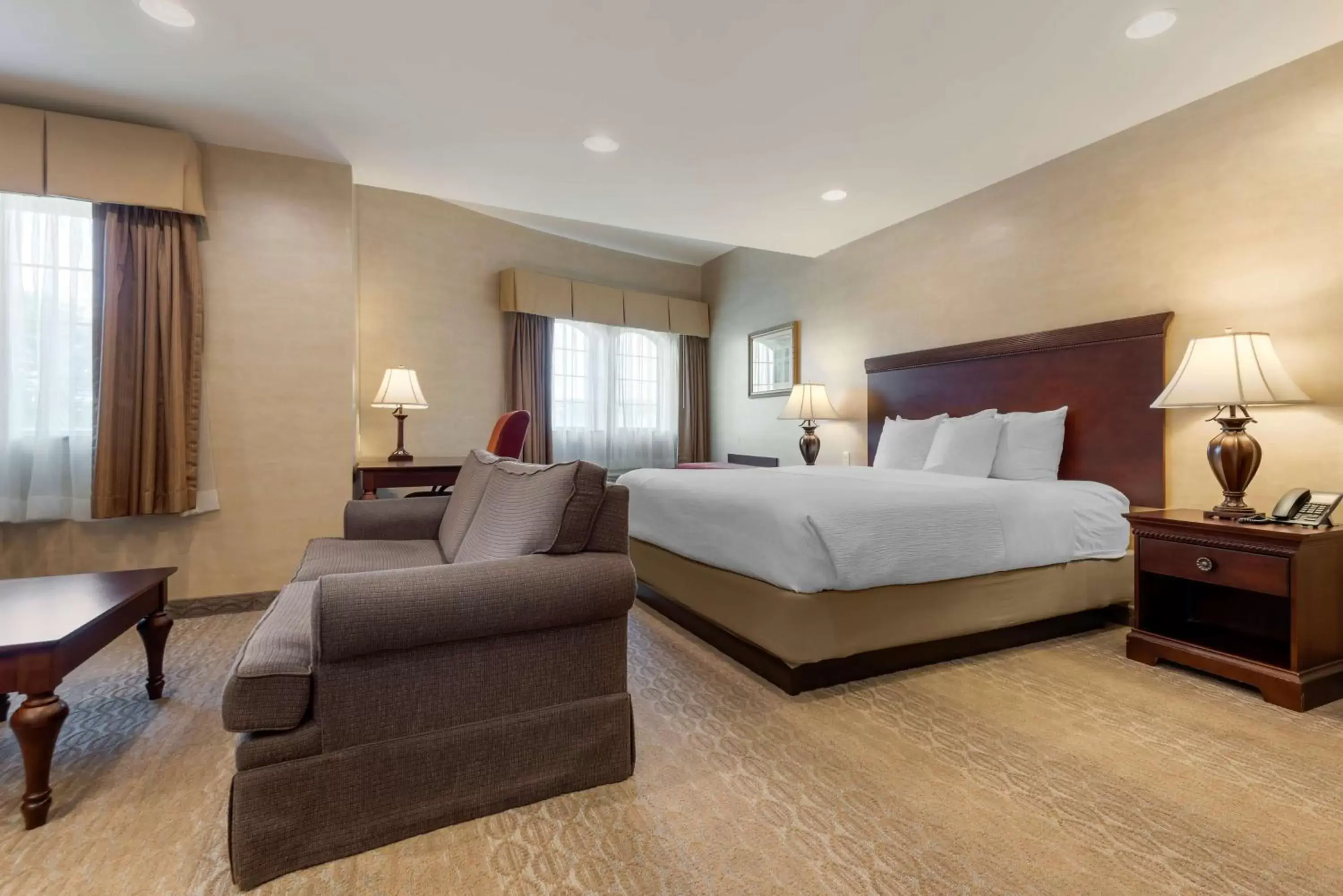 Bedroom in Best Western PLUS Vineyard Inn and Suites