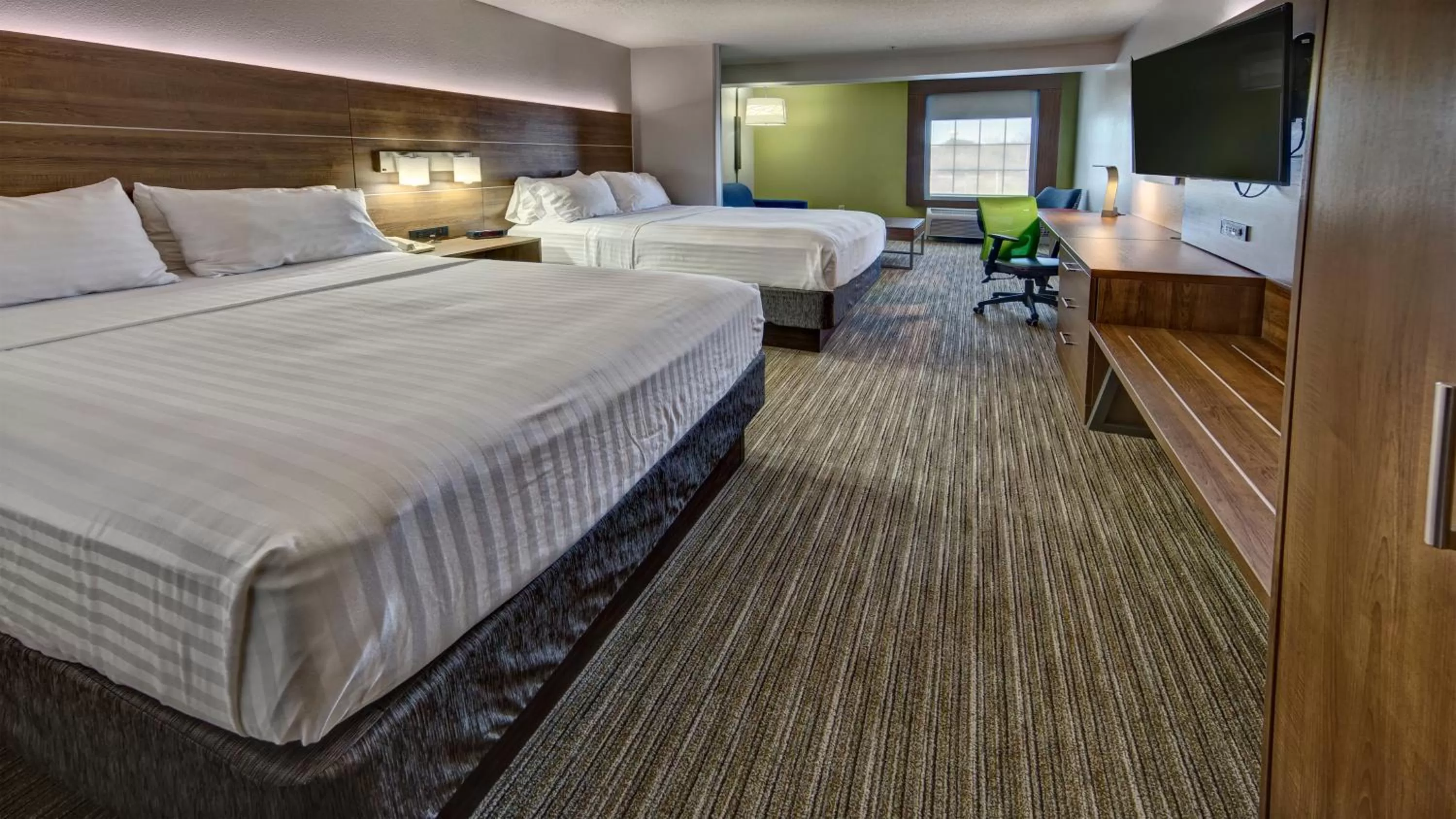 Photo of the whole room, Bed in Holiday Inn Express & Suites Crossville by IHG
