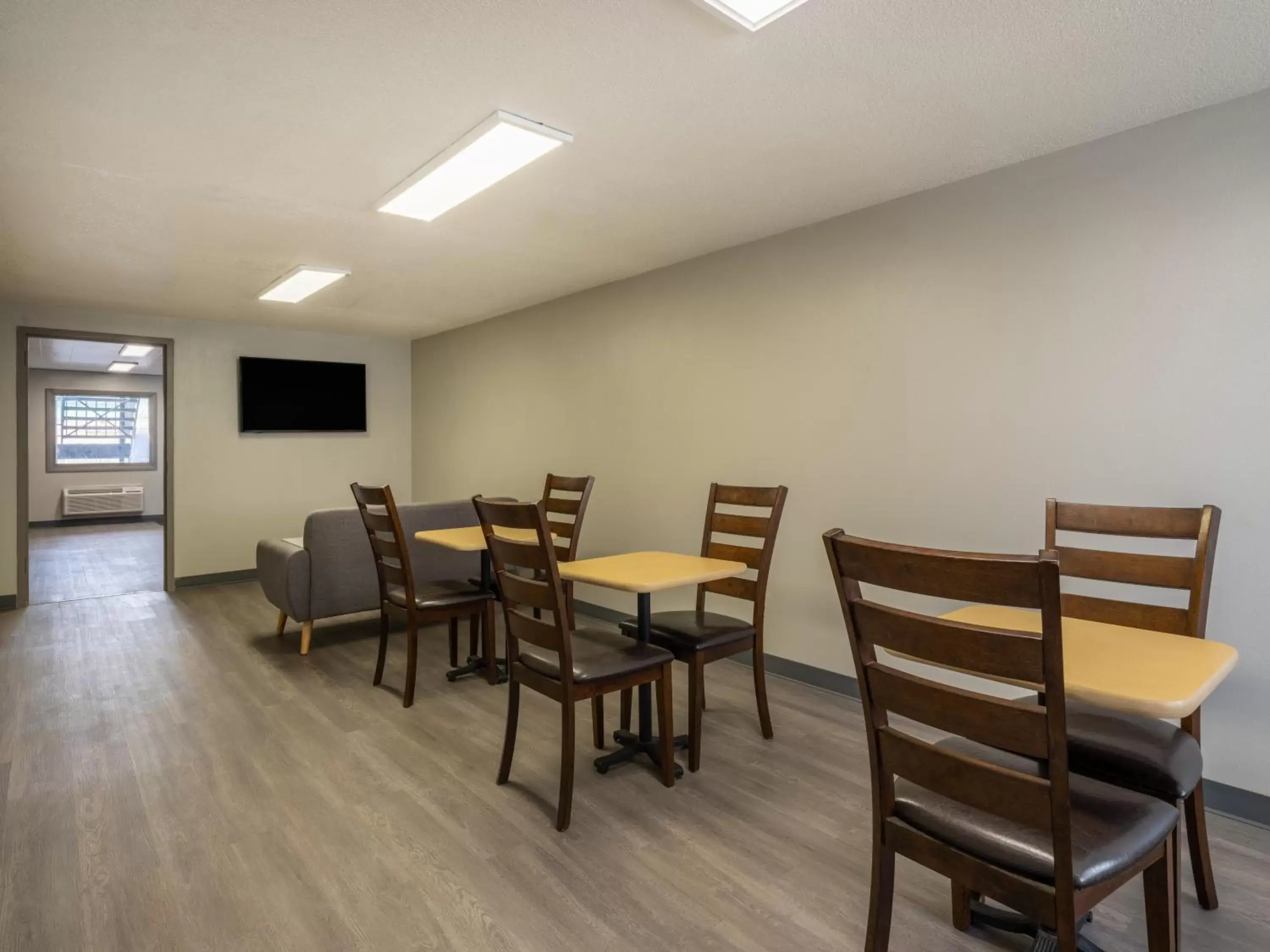 Seating area, Dining Area in Super 8 by Wyndham Hardin Little Bighorn Battlefield