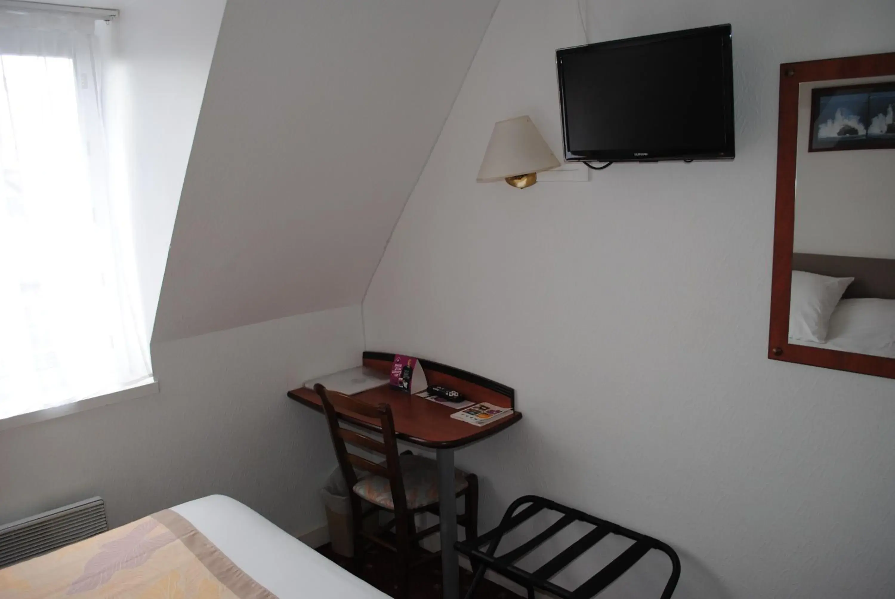 Photo of the whole room, TV/Entertainment Center in Hotel Le Goelo - Port de Paimpol